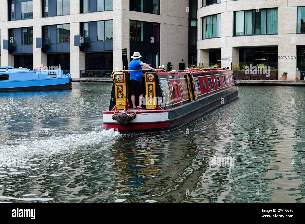 London - 06 03 2022: Sailor bringt ein Touristenschiff in den Hafen auf dem Regent's Canal in der Nähe des Battlebridge Basin Stockfoto