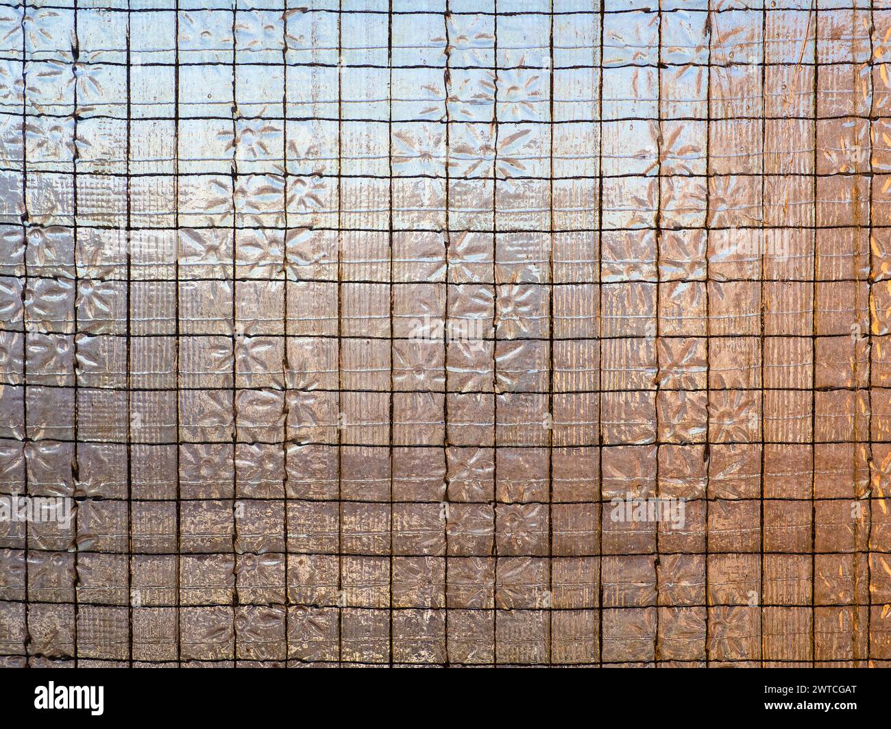 Glashintergrund – verstärktes Glas in der städtischen Wohnung, die von der Sonne beleuchtet wird Stockfoto