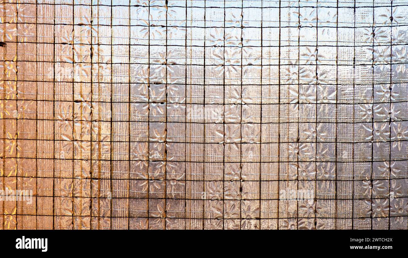 Panorama-Glashintergrund - verstärktes Glas in Stadtappartement, beleuchtet von der Sonne Stockfoto