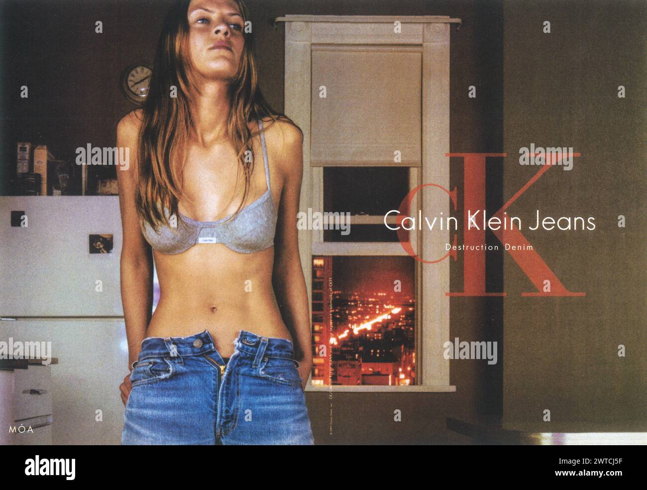 1990 CALVIN KLEIN JEANS Destruction Denim Ad mit Kate Moss Stockfoto