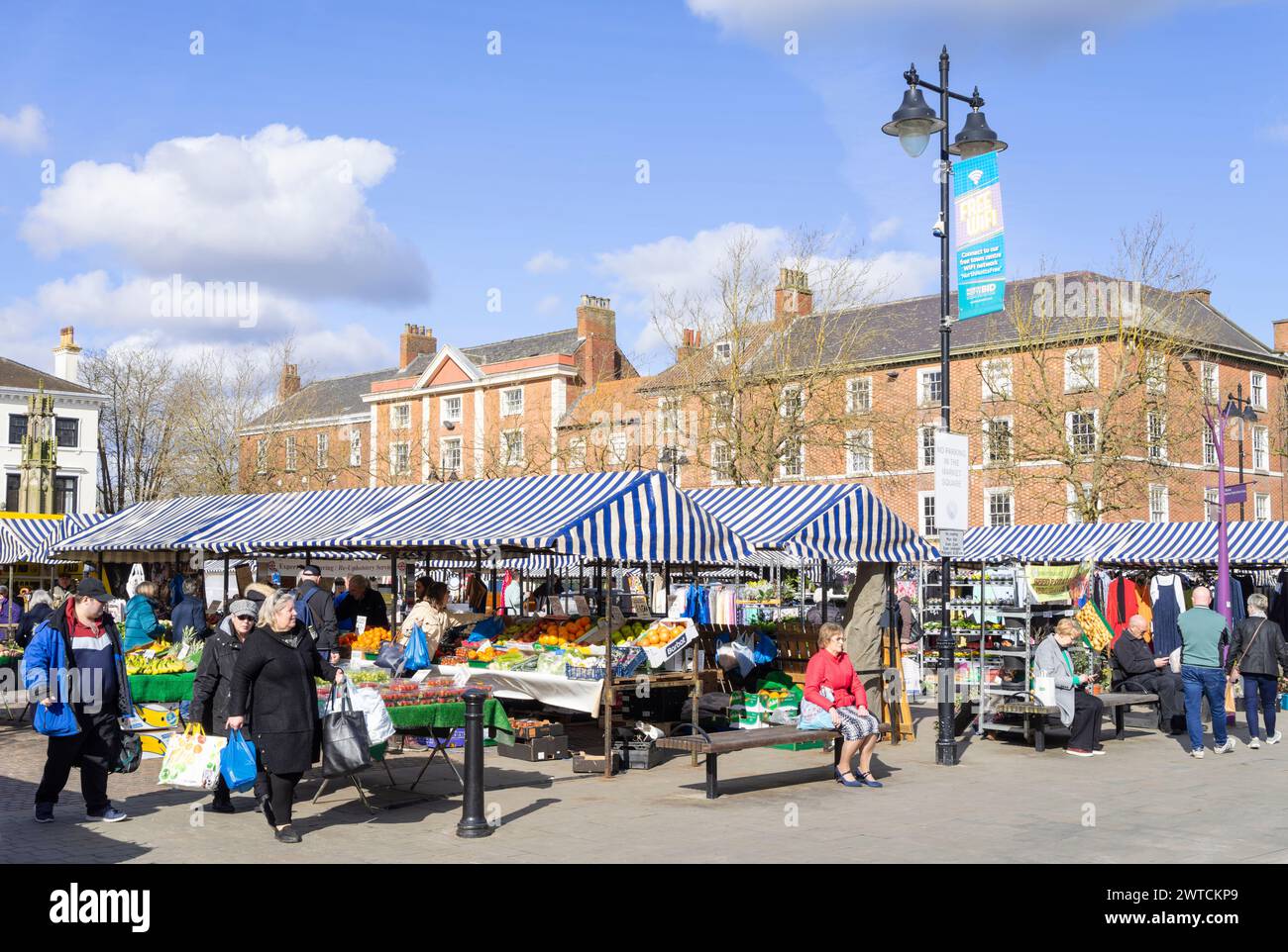 Retford Market Square mit Einkaufsmöglichkeiten an den belebten Marktständen in Retford Nottinghamshire England Großbritannien GB Europa Stockfoto