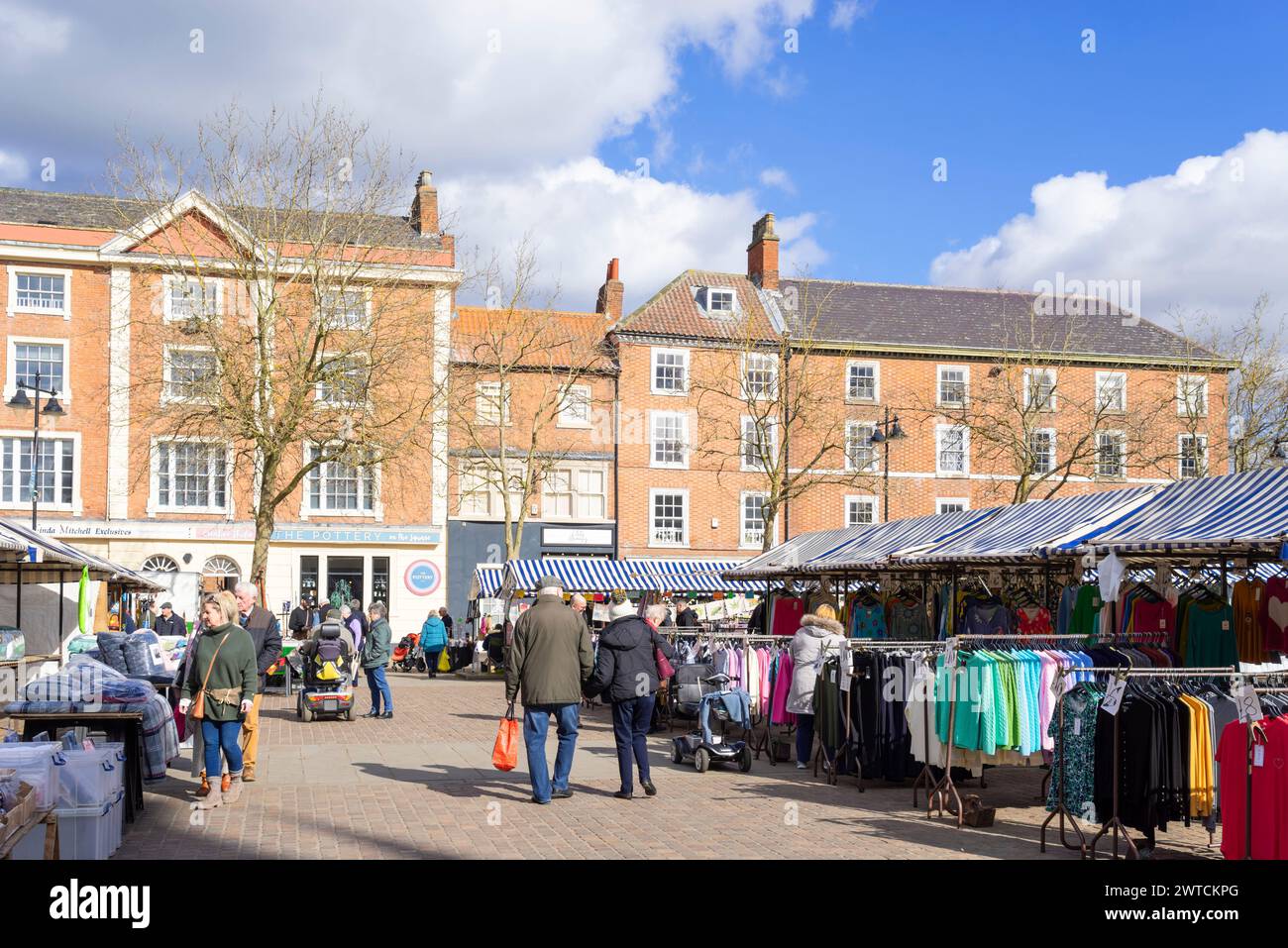 Retford Market Square mit Einkaufsmöglichkeiten an den belebten Marktständen in Retford Nottinghamshire England Großbritannien GB Europa Stockfoto