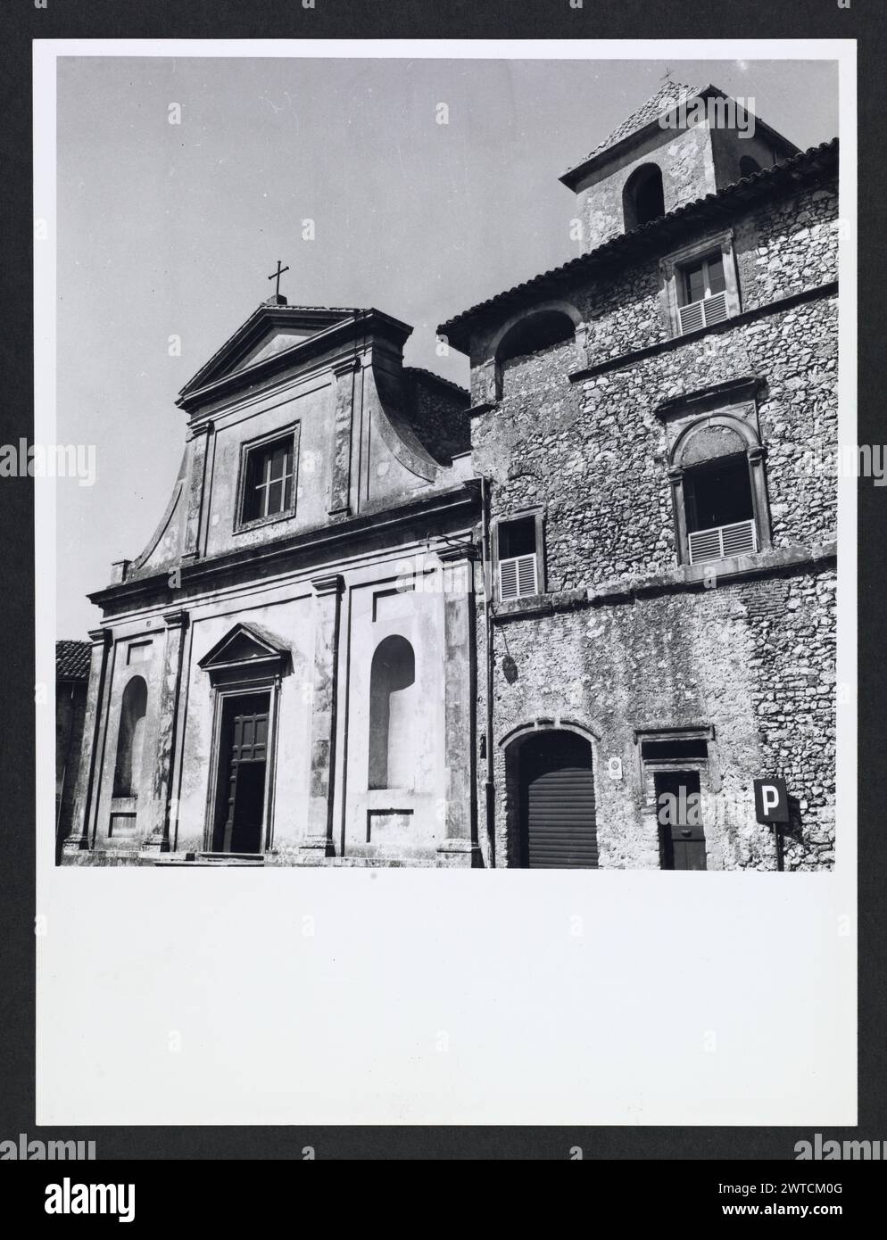 Lazio Frosinone Boville Ernica S. Pietro Ispano8. Hutzel, Max. 1960-1990 Mittelalter: Paläochristischer Sarkophag aus dem 4. Jahrhundert, mit Relief der Geburt und Anbetung der Könige. Mosaik von Giotto. Postmittelalterliche Architektur, Skulpturen, Fresken. Bauwerk romanischen Ursprungs, aber im 16. Bis 17. Jahrhundert renoviert. Statuen in Nischen von S. Peter und S. Paul, von Andrea Bregno. Marmorrelief der Heiligen Familie nach Bregno (Ende 15. Jahrhundert). Fresken vom Ende des 16. Jahrhunderts. Allgemeine Hinweise: Es gab zwei Sätze von Abzügen, die nun in einer einzigen Sequenz integriert wurden. ph-wert in Deutschland Stockfoto