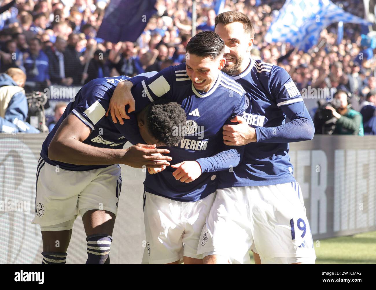 Schalke, Deutschland. März 2024. firo: 09.03.2024 Fußball, Fußball, 2. Liga, 2. Bundesliga, Saison 2023/2024, FC Schalke 04 - SC Paderborn jubelte Bryan Lasme nach seinem Ziel, es 2-0 mit Yusuf Kabadayi und Kenan Karaman auf Top Credit: dpa/Alamy Live News zu schaffen Stockfoto