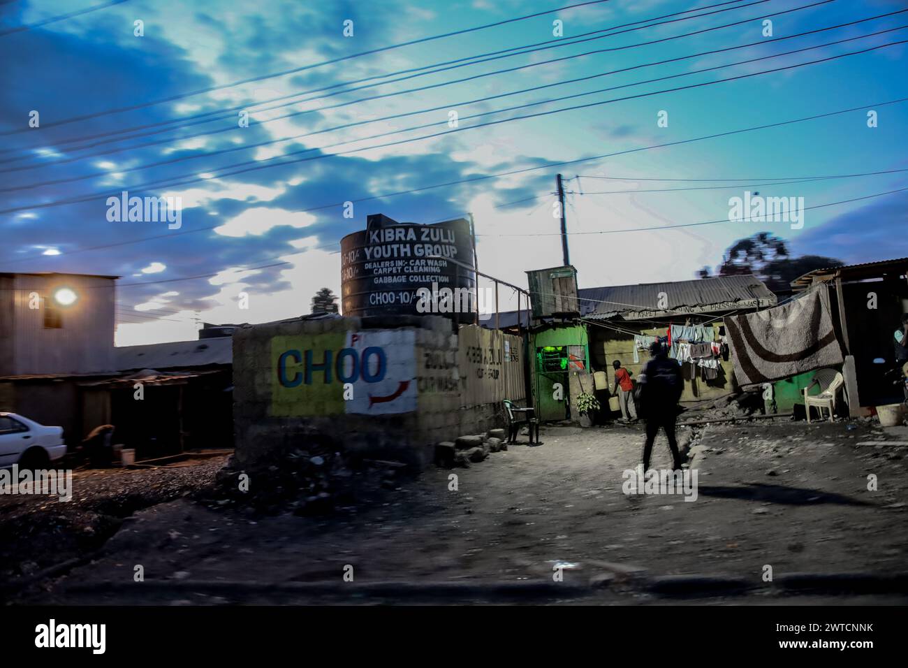 Ein abendlicher Blick vorbei am Projekt der Kibra Zulu Youth Group in Kibera Slum. Kibera, der größte Slum in Nairobi und Afrika, ist die Heimat von mehr als einem Millio Stockfoto