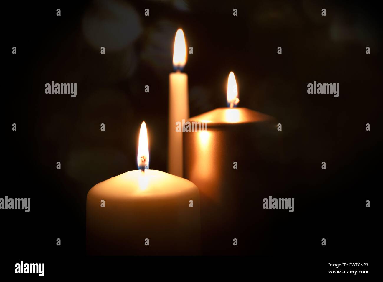 Beerdigungssymbol mit brennender Kerze in der Dunkelheit. Erinnerungskomposition Stockfoto