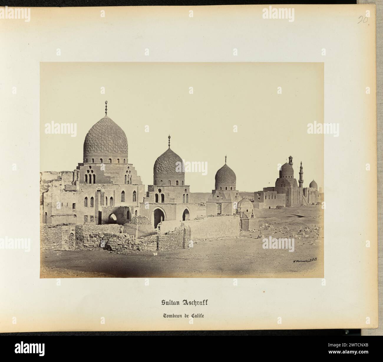 Grabstätte von Sultan Qaytbay. Wilhelm Hammerschmidt, Fotograf (deutsch, geb. Preußen, gestorben 1869) 1860er Jahre eine Außenansicht des Grabkomplexes von Sultan Qaytbay, erbaut von Sultan al-Ashraf Qaytbay im Jahre 1474. Der Komplex besteht aus drei Kuppelgebäuden, die mit raffinierten geometrischen Zentralsterns bedeckt sind und zu arabesken Blumenmustern übergehen. (Recto) oben rechts, in Bleistift: '20'; (rückseitig) unten links, in Bleistift: 'A 32 32 (Ham)'; Stockfoto Grabstätte von Sultan Qaytbay. Wilhelm Hammerschmidt, Fotograf (deutsch, geb. Preußen, gestorben 1869) 1860er Jahre eine Außenansicht des Grabkomplexes von Sultan Qaytbay, erbaut von Sultan al-Ashraf Qaytbay im Jahre 1474. Der Komplex besteht aus drei Kuppelgebäuden, die mit raffinierten geometrischen Zentralsterns bedeckt sind und zu arabesken Blumenmustern übergehen. (Recto) oben rechts, in Bleistift: '20'; (rückseitig) unten links, in Bleistift: 'A 32 32 (Ham)'; Stockfoto