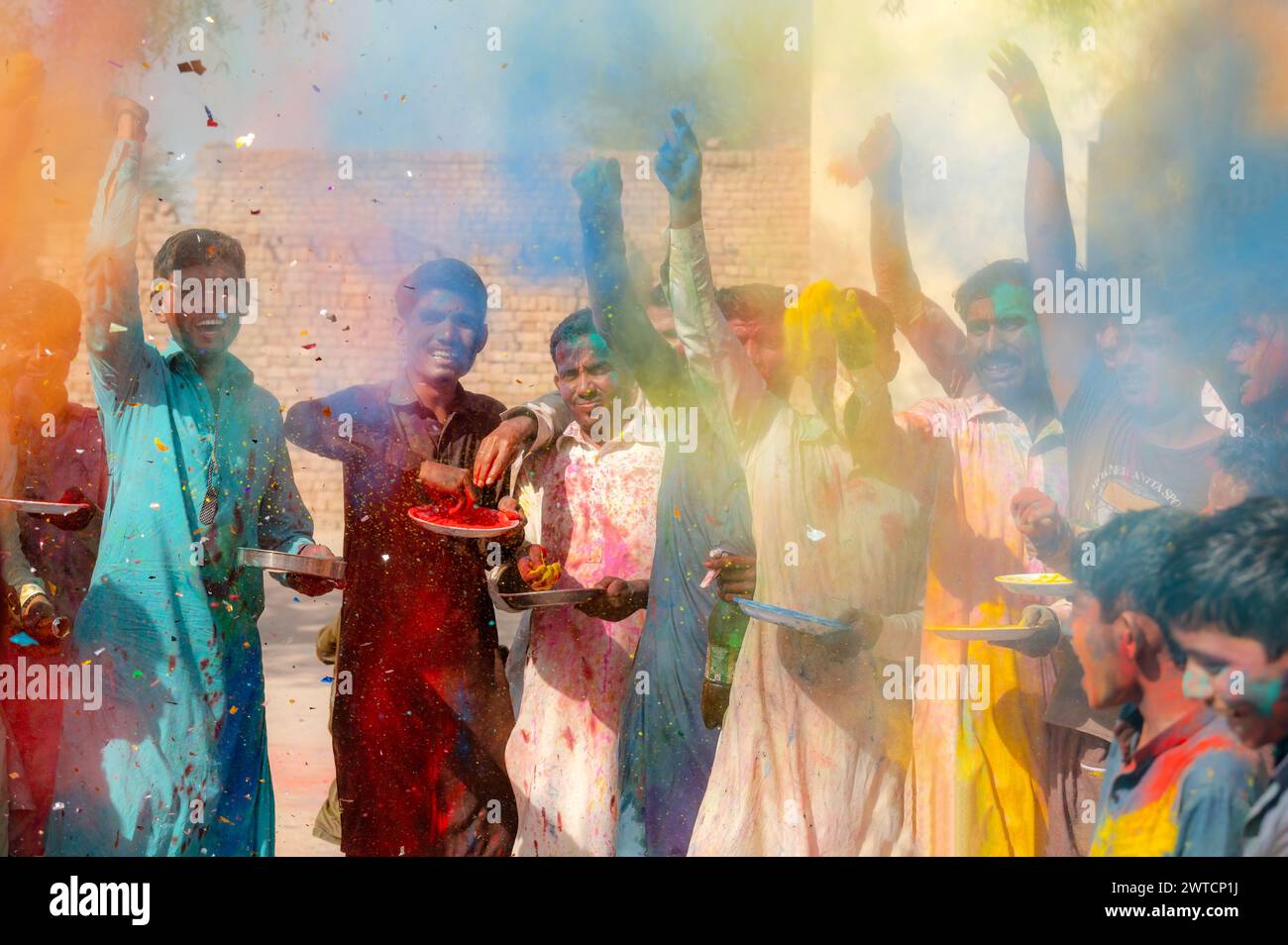 Menschen aus ländlichen Gebieten feiern das holi-Festival in Punjab, Pakistan Stockfoto