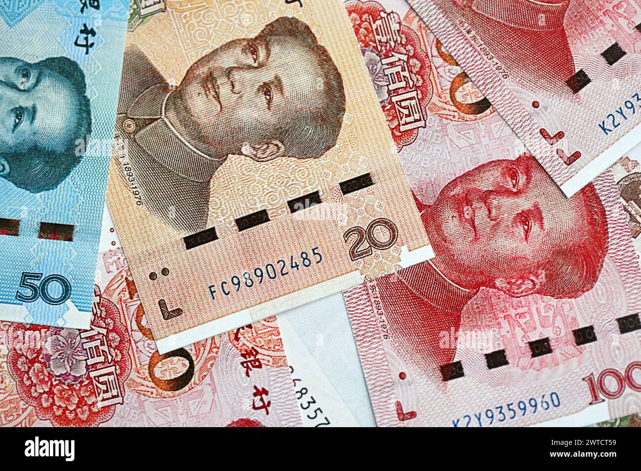 Viele Geldscheine der Volksrepublik China. PRC Yuan Banknoten aus nächster Nähe Stockfoto