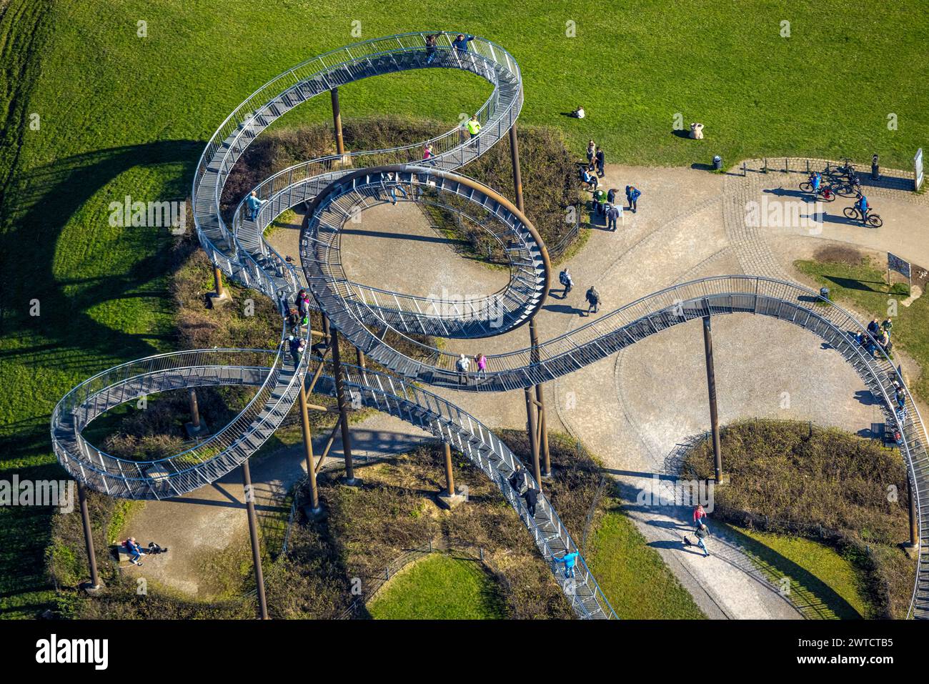 Luftbild, Tiger und Schildkröte - Magic Mountain Sehenswürdigkeiten, Heinrich-Hildebrand-Höhe, Großskulptur und Kunstwerk von Heike Mutter und Ulrich Genth, Wanheim-Angerhausen, Duisburg, Ruhrgebiet, Nordrhein-Westfalen, Deutschland, Duisburg-S ACHTUNGxMINDESTHONORARx60xEURO *** Luftansicht, Tiger- und Schildkrötenzauber Bergblick, Heinrich Hildebrand Höhe, große Skulptur und Kunstwerk von Heike Mutter und Ulrich Genth, Wanheim Angerhausen, Duisburg, Ruhrgebiet, Nordrhein-Westfalen, Deutschland, Duisburg S ACHTUNGxMINDESTHONORARx60xEURO Stockfoto