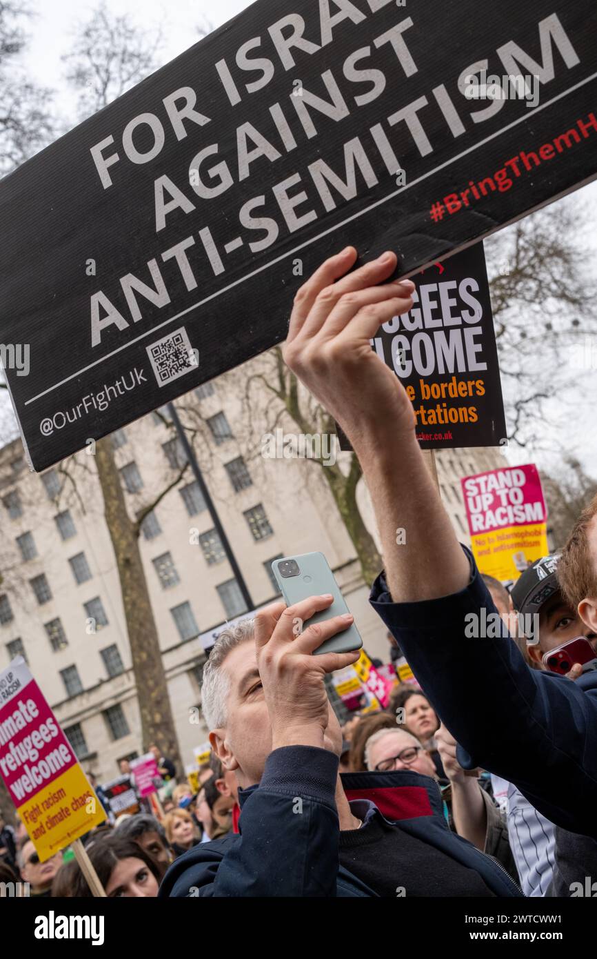 London, UK, 16. Februar 2024. Zwei Personen halten pro-Israel- und Antisemitismus-Zeichen während einer Rede des Abgeordneten Jeremy Corbyn auf. Der Rave Stockfoto
