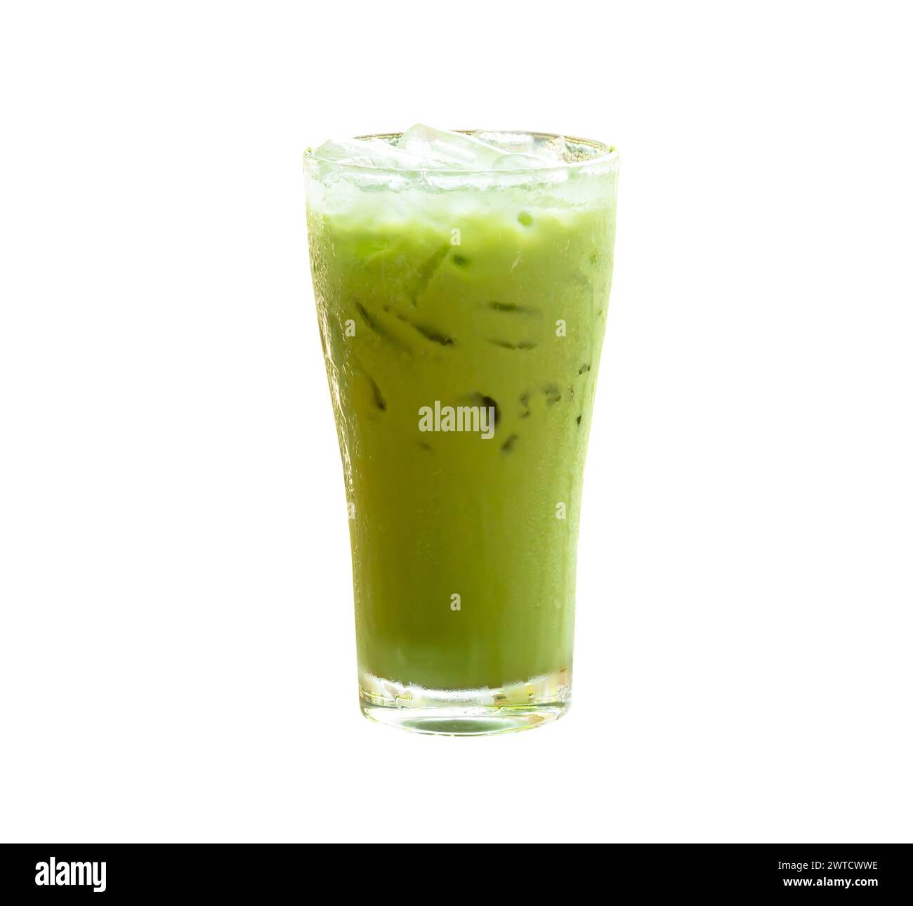 Vorderansicht des eisgekühlten Matcha-Grüntees mit Kondensmilch in transparentem Glas ist auf weißem Hintergrund mit Schneidepfad isoliert. Stockfoto