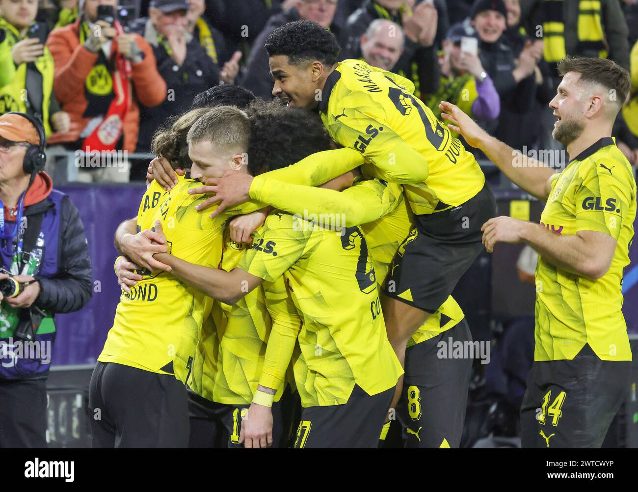 Eindhoven, Niederlande. März 2024. firo: 13.03.2024, Fußball, UEFA CHAMPIONS LEAGUE, Saison 2023/2024, UCL, CL, Achtelfinale BVB, Borussia Dortmund - PSV Eindhoven1:1 Jubilation nach Tor um 2:0 BVB um Marco Reus Jubilation Traube auf Top Ian Maatsen Credit: dpa/Alamy Live News Stockfoto