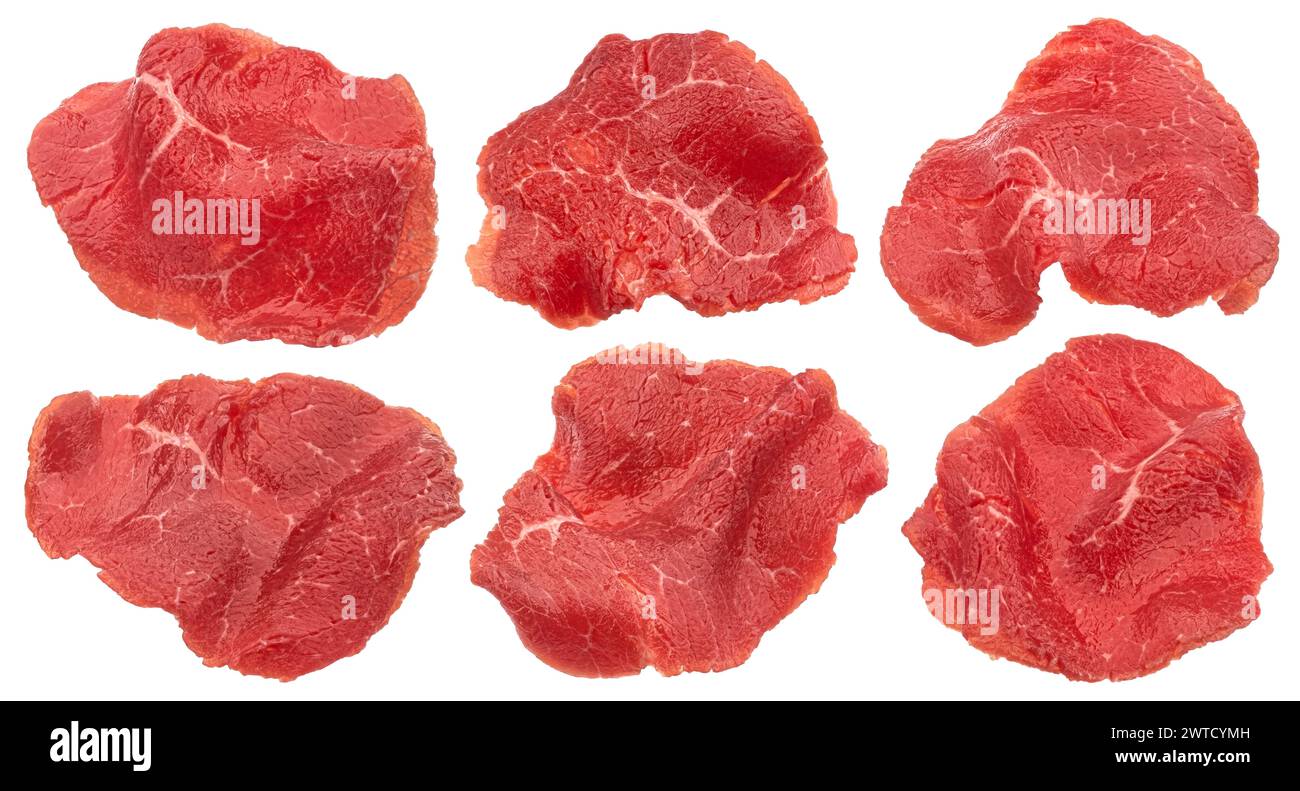 Dünne Scheiben rohes Rindfleisch, Carpaccio-Zutat isoliert auf weißem Hintergrund Stockfoto