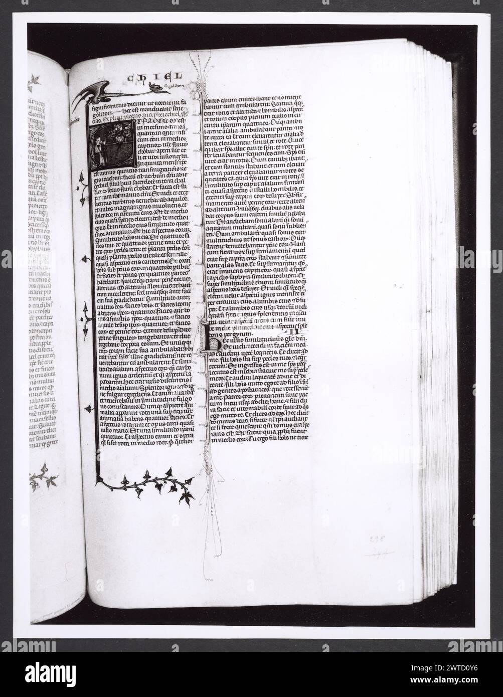 Emilia-Romagna Forli Cesena Biblioteca Comunale5. Hutzel, Max. 1960-1990 .. Mittelalter: Manuskripte: 1) Laurentius Rusius: 'De cura equorum' (15. Jahrhundert) BCM S.XXVI.2 2) Paolo Veneto: 'Geschichte der Ursprünge der Welt durch Heinrich VII.' (14. Jahrhundert) BCM S.XI.5 3) S. Isidorus: Etymologien (Ende des 8. bis Anfang des 9. Jahrhunderts) BCM S.XXI.5 4) Evangeliumsbuch (Evangeliario), Griechisch (10. Jahrhundert) BCM D.XXVII.4 5) Pentateuch, Propheten und Hagiographien, Hebräisch (1348) BCM S.XXIX.1 6) Somnium Scipionis, Sonstiges. (14.-15. Jahrhundert) BCM S.XII.6 7) Boethius: "De Consolatione Philosophie" (14. Jahrhundert) BCM Stockfoto