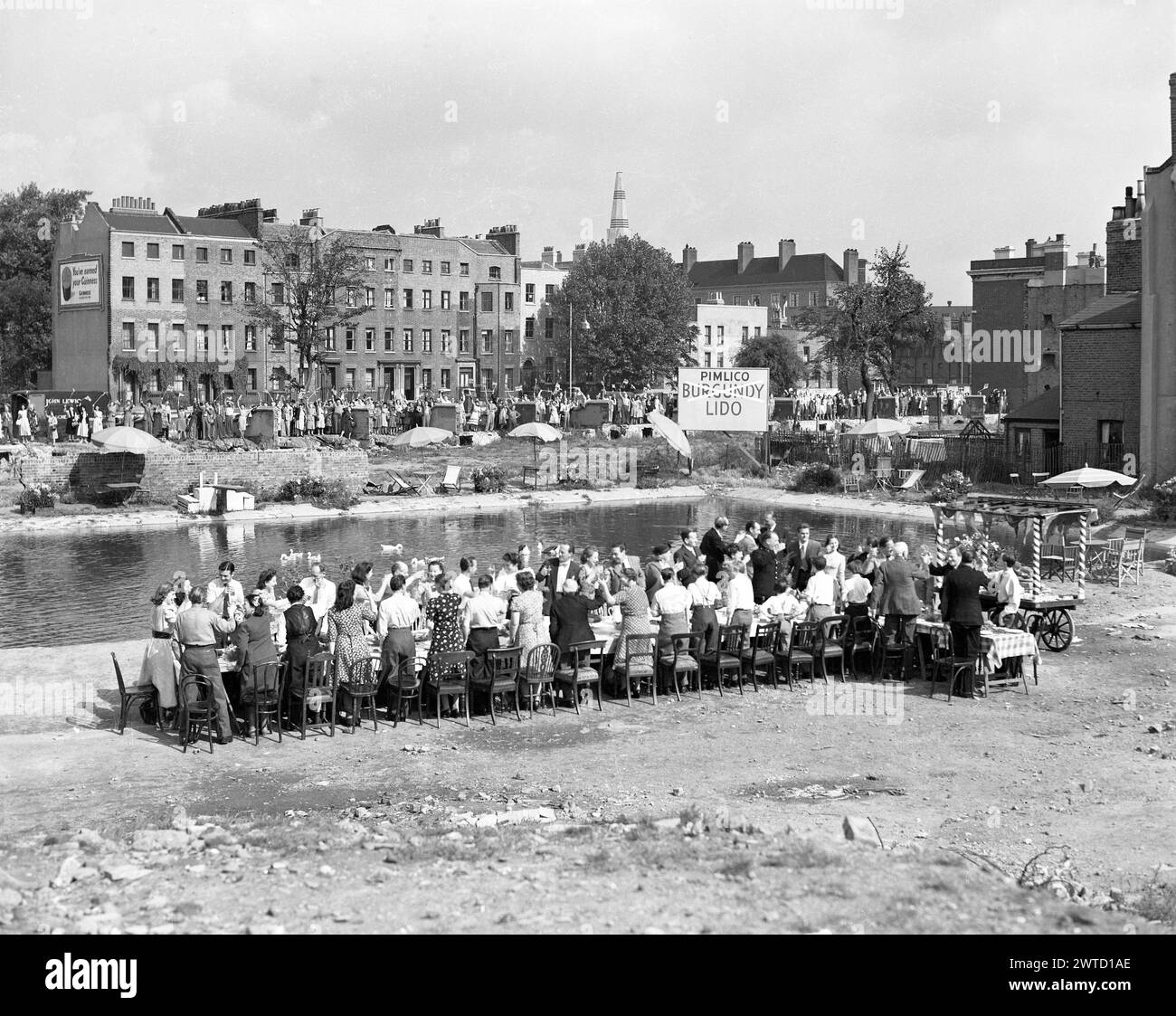 Eine Szene aus der EALING Comedy PASSPORT ZU PIMLICO 1949, gedreht vor Ort in einem großen Bombenangriff in den Lambeth Regisseur HENRY CORNELIUS Drehbuch T.E.B. CLARKE Music GEORGES AURIC Ealing Studios Stockfoto