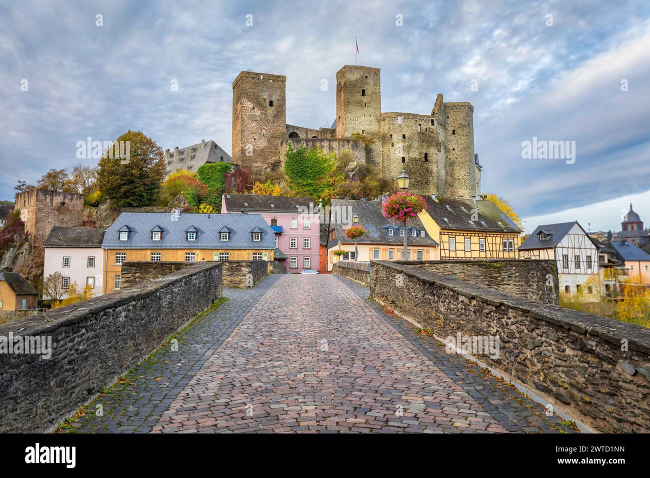 Blick auf das Schloss Runkel von der alten Steinbrücke in Runkel, Hessen, Deutschland Stockfoto