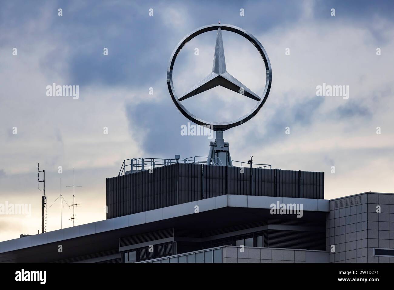 Mercedes-Stern, Bürogebäude im Hauptsitz der Mercedes-Benz Group AG in Untertürkheim. // 15.03.2024: Stuttgart, Baden-Württemberg, Deutschland, Europa *** Mercedes Stern, Bürogebäude am Hauptsitz der Mercedes Benz Group AG in Untertürkheim 15 03 2024 Stuttgart, Baden Württemberg, Deutschland, Europa Stockfoto