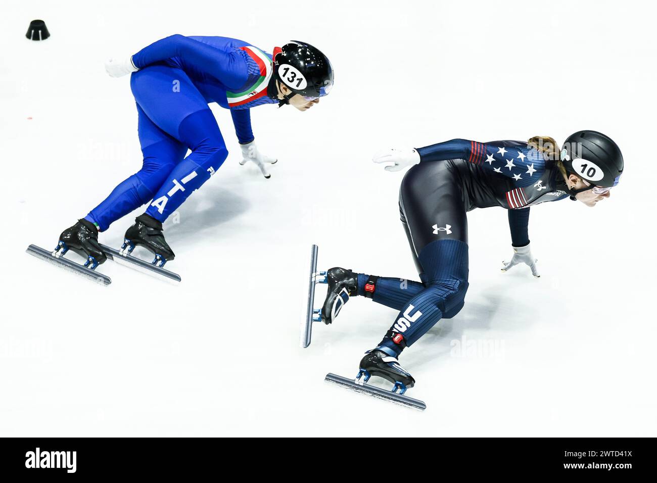 ROTTERDAM - (l-r) Arianna Fontana (ITA), Corinne Stoddard (USA) beim 1000-Meter-Viertelfinale der Frauen bei den Kurzstreckenweltmeisterschaften in Ahoy. ANP KOEN VAN WEEL Stockfoto