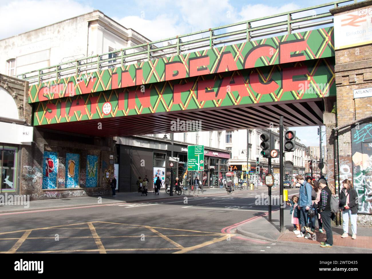 „Stay in Peace“, Eisenbahnbrücke über die Brixton Road, Brixton, London, Großbritannien Stockfoto