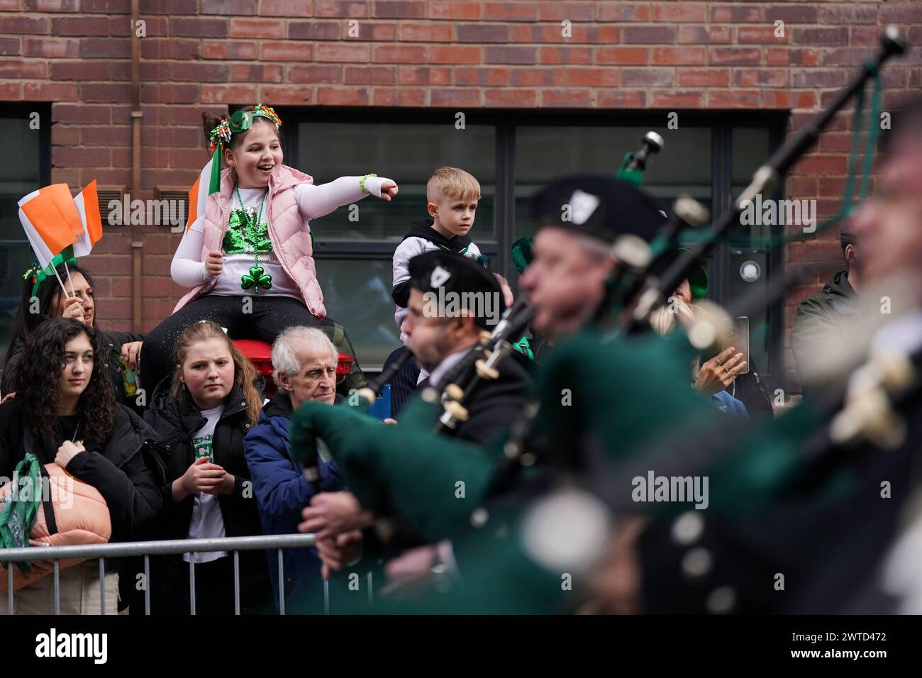 Die Menschenmassen versammeln sich, um die Künstler bei der St. Patrick's Day Parade in Birmingham zu beobachten. Bilddatum: Sonntag, 17. März 2024. Stockfoto