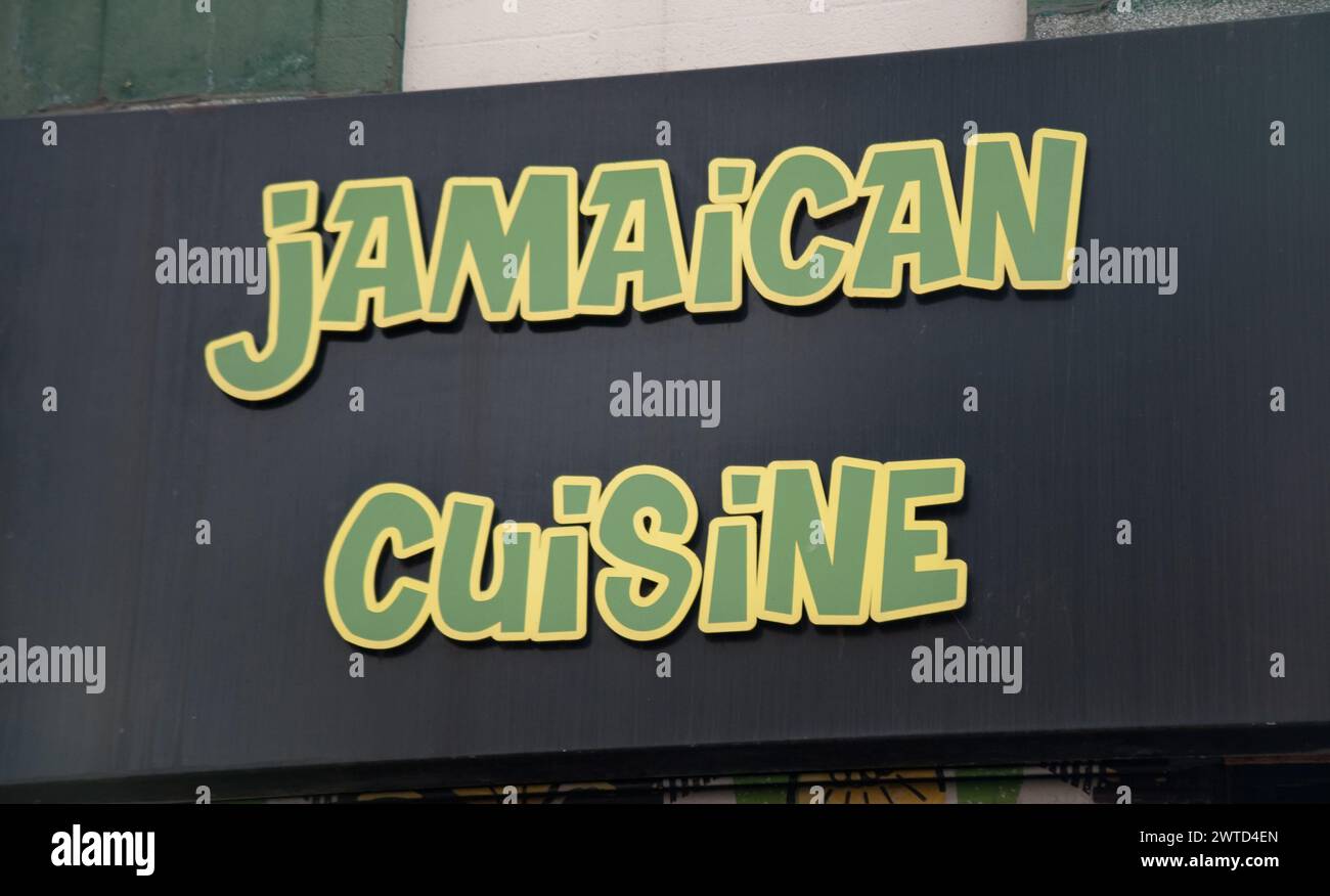 Schild für Café/Restaurant mit jamaikanischer Küche; Brixton Market, Electric Lane, Brixton, London, UK Stockfoto
