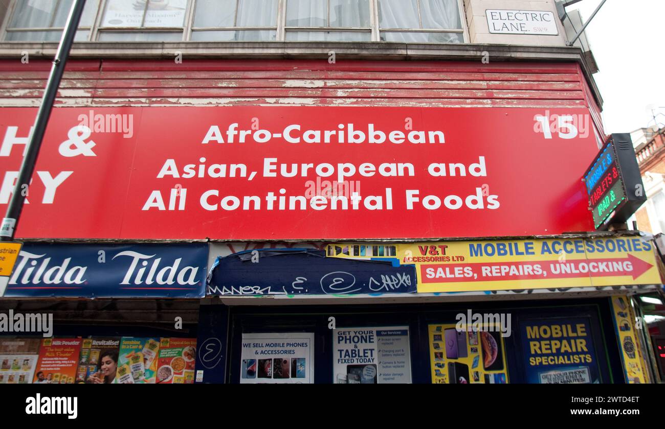 Shop mit afrokaribischen, asiatischen, europäischen und kontinentalen Lebensmitteln, Brixton Market, Electric Lane, Brixton, London, UK Stockfoto