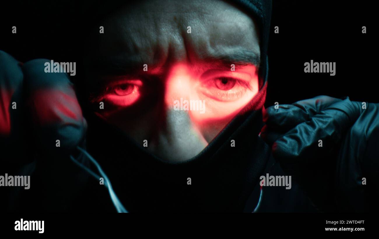 Dieb Mit Balaclava Versucht Vorsichtig, Das Schloss Zu Öffnen Stockfoto