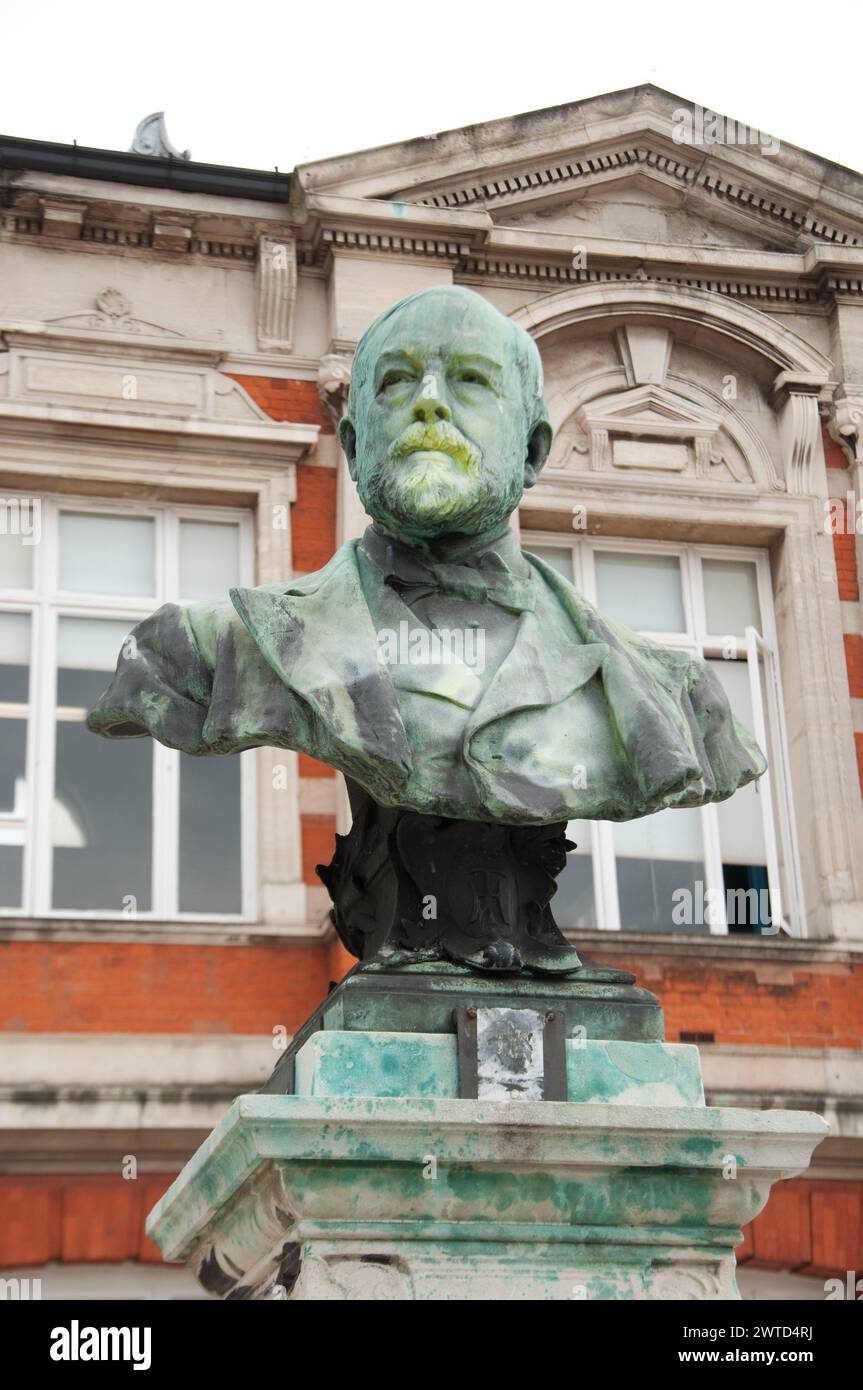 Büste von Sir Henry Tate, Wohltäter der Bibliothek; Brixton, London, Großbritannien Stockfoto