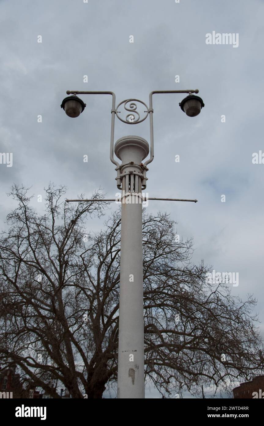 "Stinkpfeife", Brixton, London, Vereinigtes Königreich . Stinkrohre (oder Gestank Rohre) sind Abluftdüsen aus viktorianischer Zeit, die über Abflussabfällen (oder DWVs) angebracht werden. Stockfoto