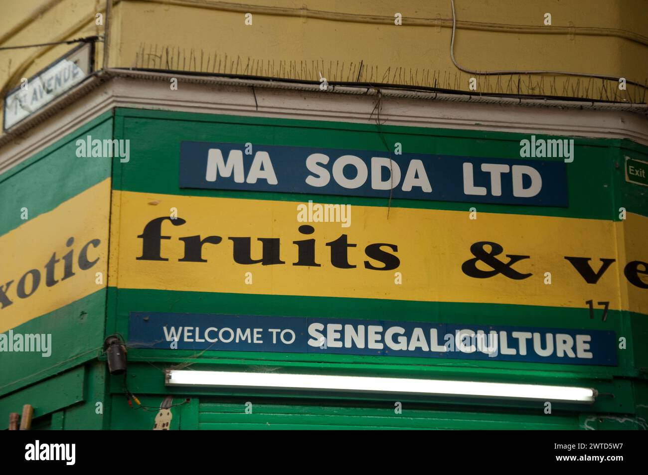 MA Soda Ltd., exotisches Obst und Gemüse - Welocme to Senegal Culture, Brixton Market, Brixton, London, UK Stockfoto