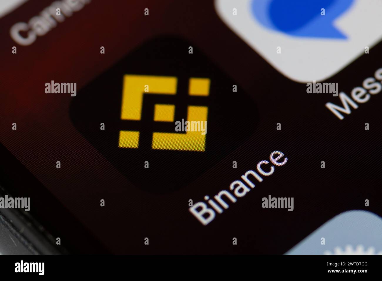 Binance App-Symbol auf dem Mobiltelefon Stockfoto