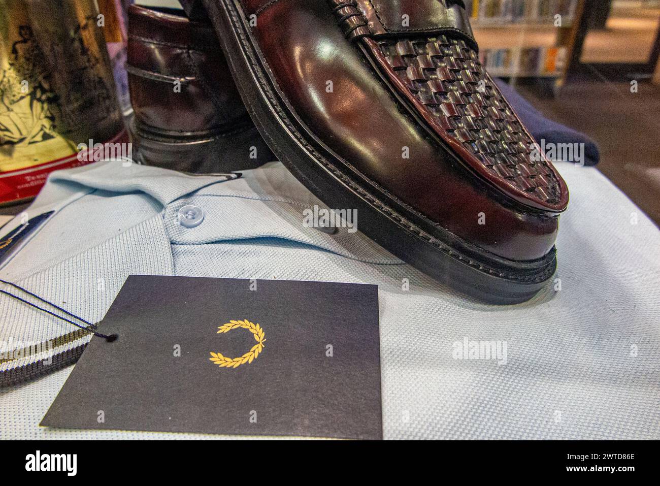 Loafers und Fred Perry Kleidung aus dem zweifarbigen Ska Revival der späten 1970er und frühen 1980er Jahre Stockfoto