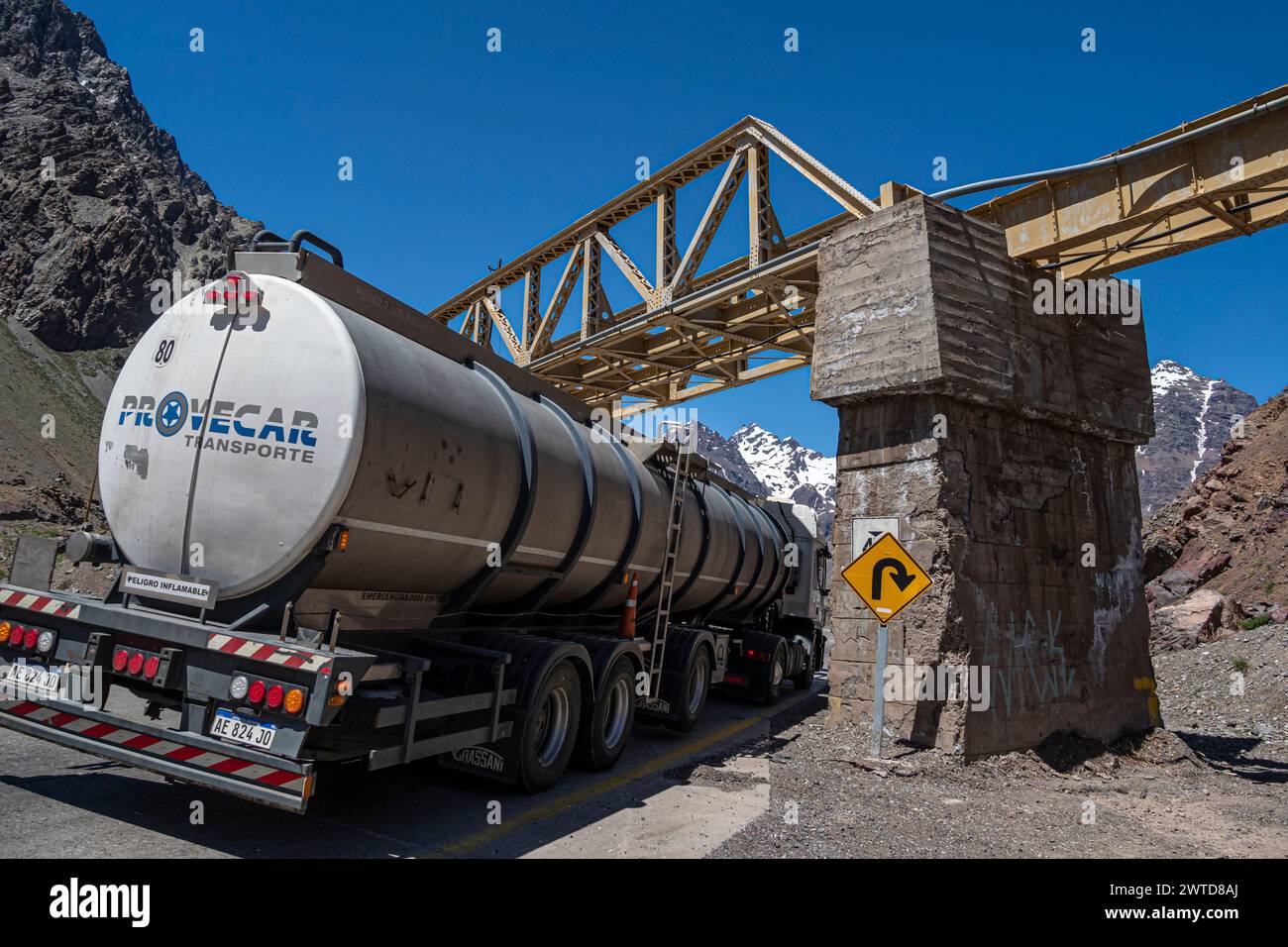 Lkw fährt unter einer Brücke, Bergpass Los Caracoles, die Schnecken, Straße zwischen Chile und Argentinien, Luftaufnahme, Chile Stockfoto