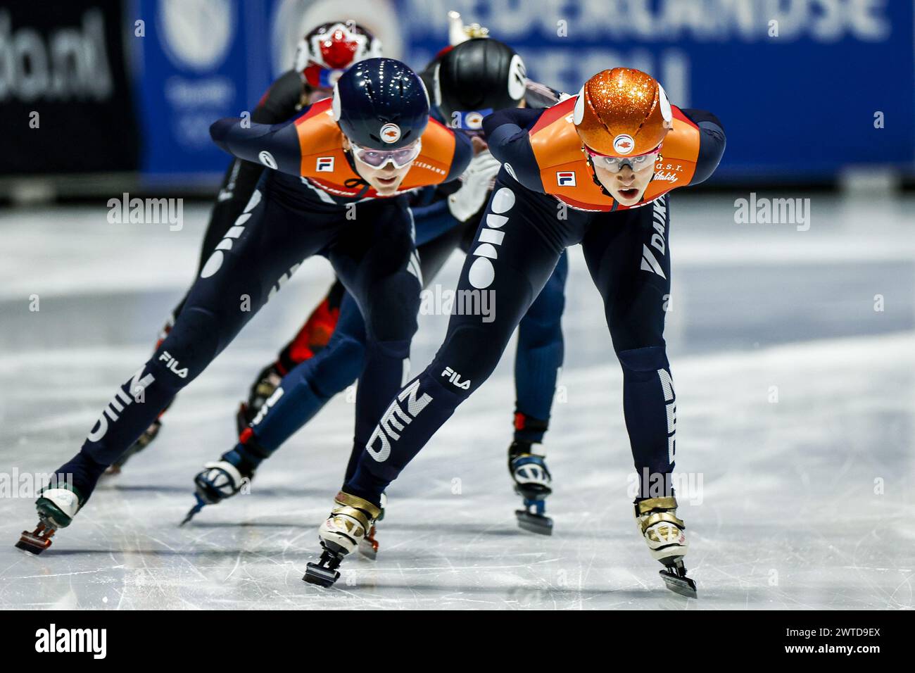 ROTTERDAM - (l-r) Xandra Velzeboer (NED), Suzanne Schulting (NED) während des Halbfinales 1000 Meter Frauen bei den Kurzstreckenweltmeisterschaften in Ahoy. ANP IRIS VAN DEN BROEK Stockfoto