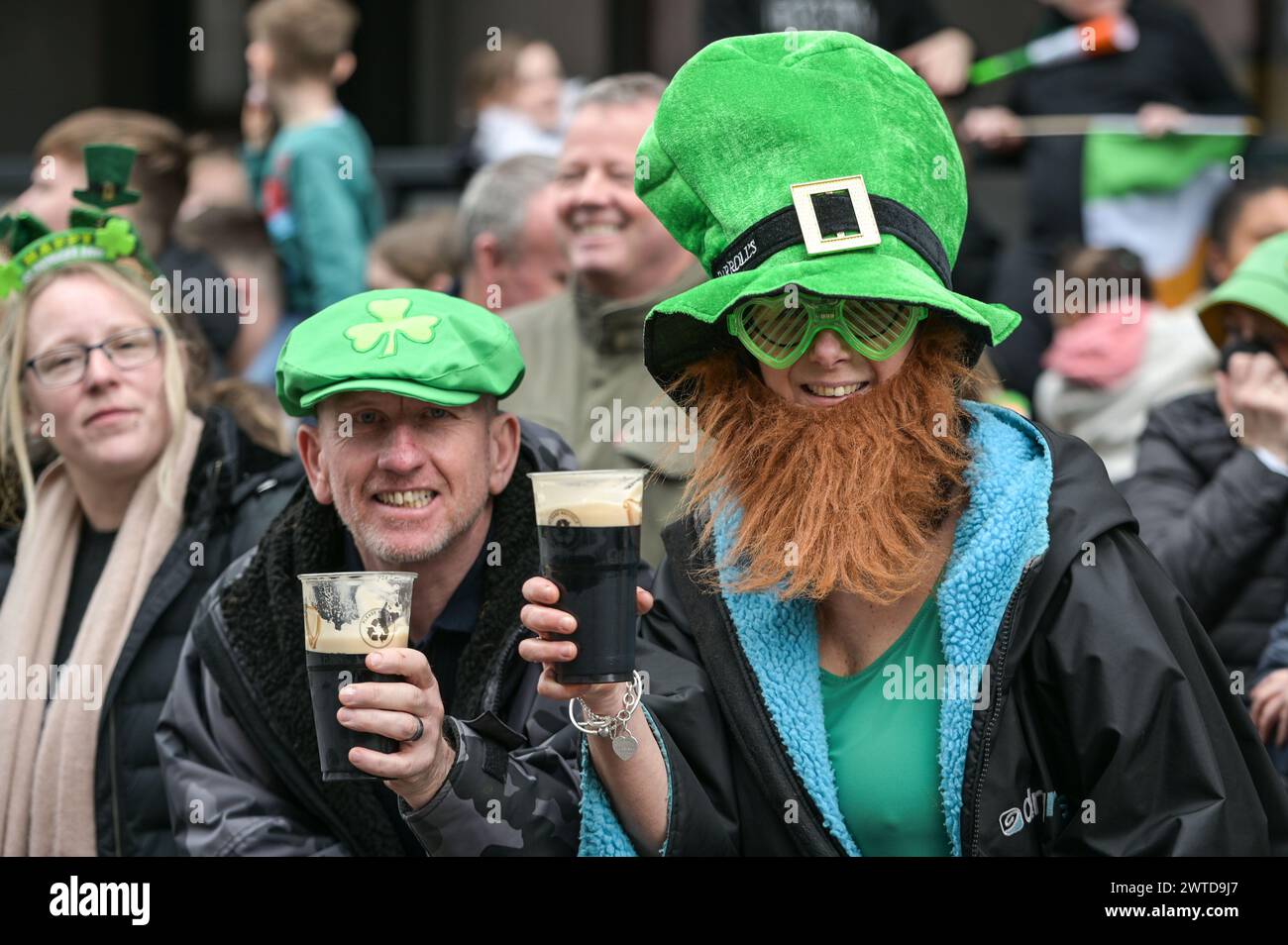 Bradford Street, Birmingham, 17. März 2024 - Tausende nahmen am Sonntag an der St. Patrick's Day Parade 2024 im Stadtzentrum von Birmingham Teil. Die erste Parade im Irish Quarter der Stadt seit der Pandemie im Jahr 2019. Die Menschenmassen kamen, um Wagen, Tänzer und vieles mehr zu sehen. Viele der Besucher trugen irische Fahnen und ließen sich ihre Gesichter malen. Die Strecke ist aufgrund von Bauarbeiten entlang der Midland Metro Line durch Digbeth kleiner als in den Vorjahren. Quelle: Stop Press Media/Alamy Live News Stockfoto