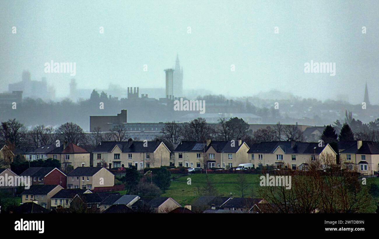 Glasgow, Schottland, Großbritannien. 17. März 2024: Britisches Wetter: Starker Regen Frühjahrswetter in der Stadt über dem Westende sah die Stadt und der gotische Turm der Universität glasgow hinter den Duschen verschwinden. Credit Gerard Ferry/Alamy Live News Stockfoto