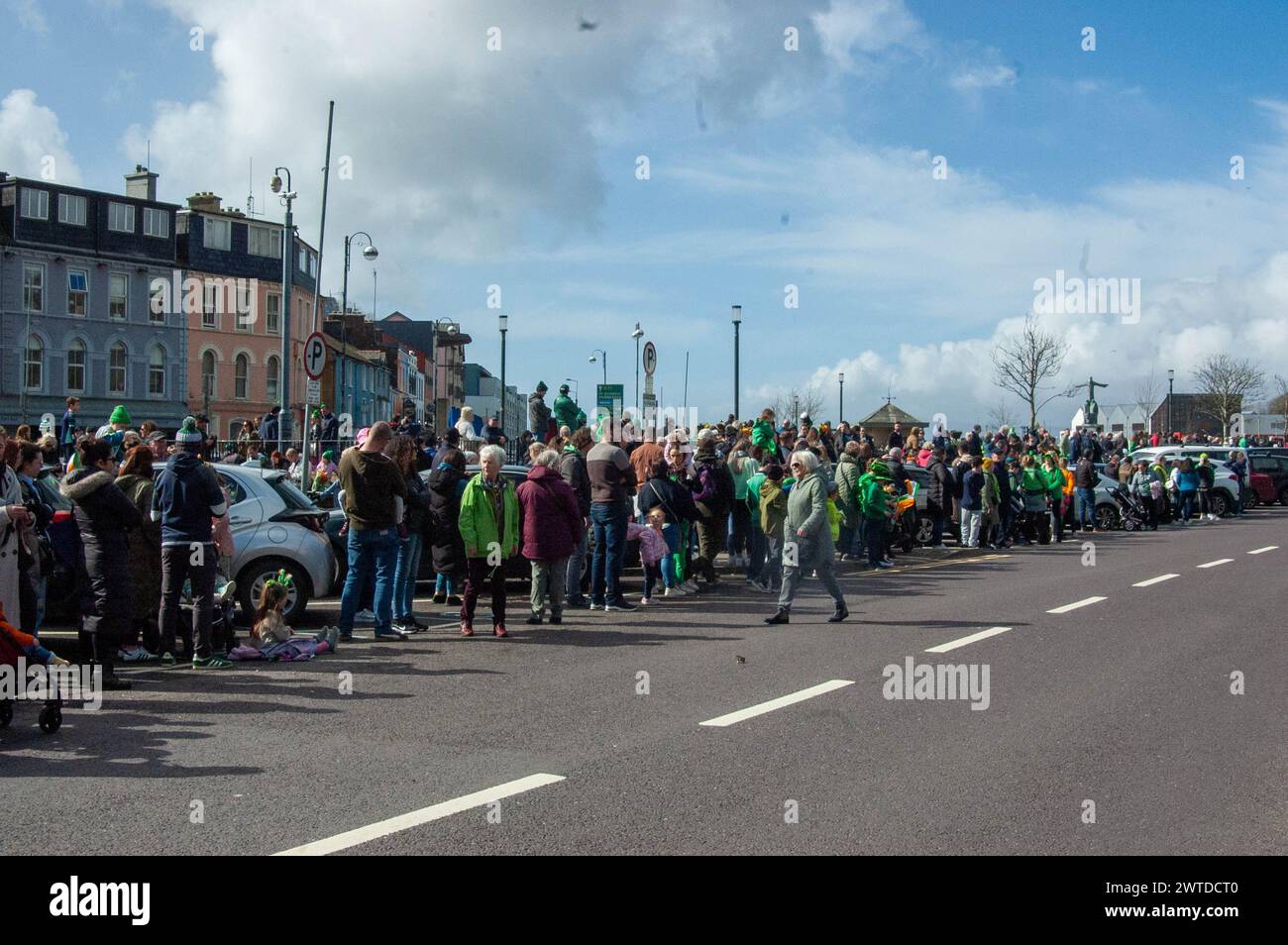 Sonntag, 17. März 2024 Bantry West Cork, Irland; Bantry Held IT’s St. Patrick’s Day Parade heute. Mehr als 20 Wagen aus Schulen, Clubs und Unternehmen nahmen mit Florrie O’Driscoll als Grand Marshall und unter der Leitung der Ballingeary Pipe Band Teil. Mehr als 200 Menschen schauten sich die Parade an, die MC’d von Gearoid O’Leary war. Credit ED/Alamy Live News Stockfoto