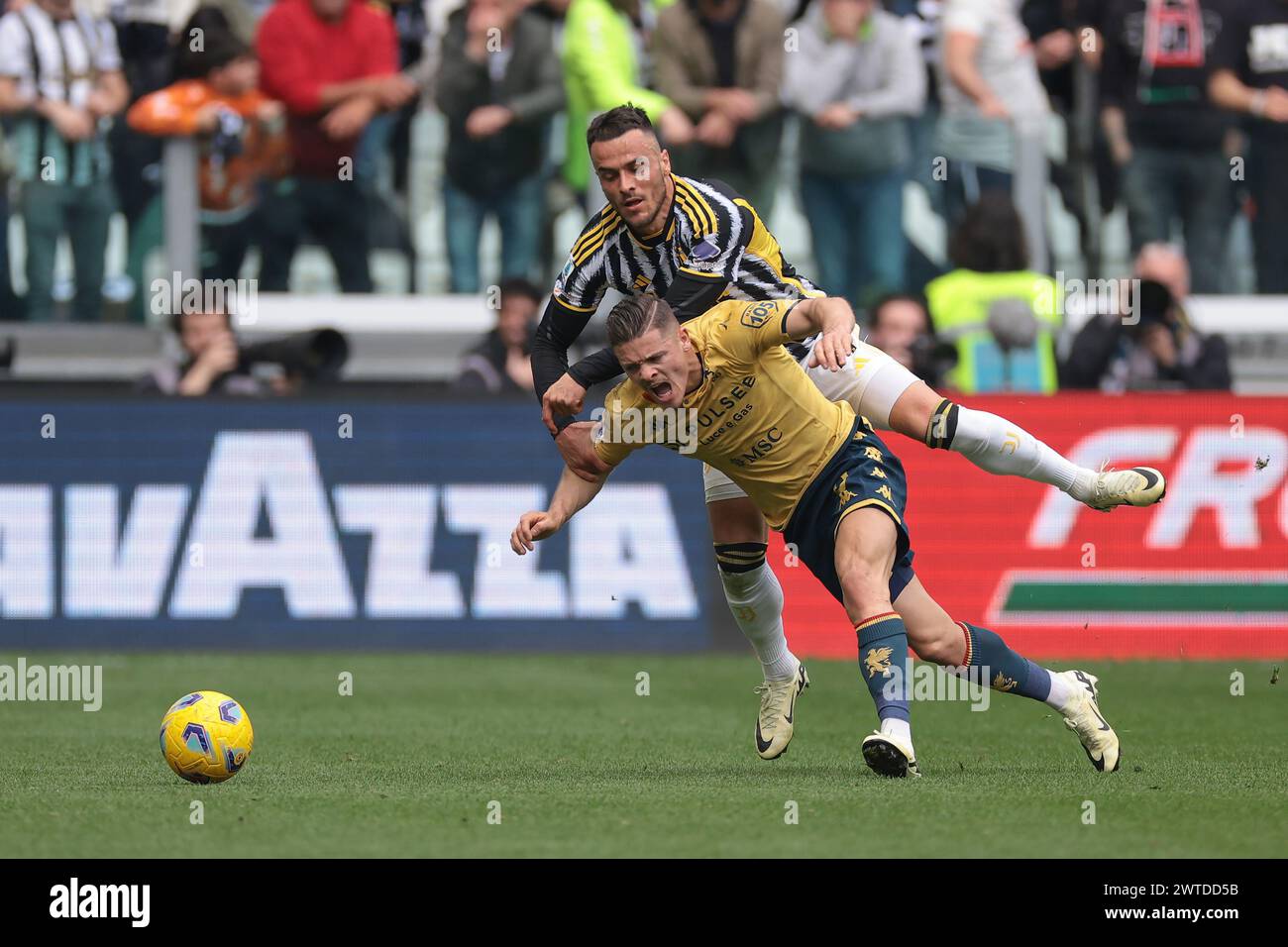 Turin, Italien. März 2024. Filip Kostic von Juventus trifft auf Vitinha vom Genua CFC während des Spiels der Serie A im Allianz Stadium in Turin. Der Bildnachweis sollte lauten: Jonathan Moscrop/Sportimage Credit: Sportimage Ltd/Alamy Live News Stockfoto