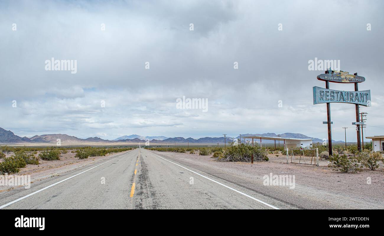 Verlassene Tankstelle und Café an der berühmten Route 66 in der Nähe von Amboy in der Mojave-Wüste, Kalifornien Stockfoto