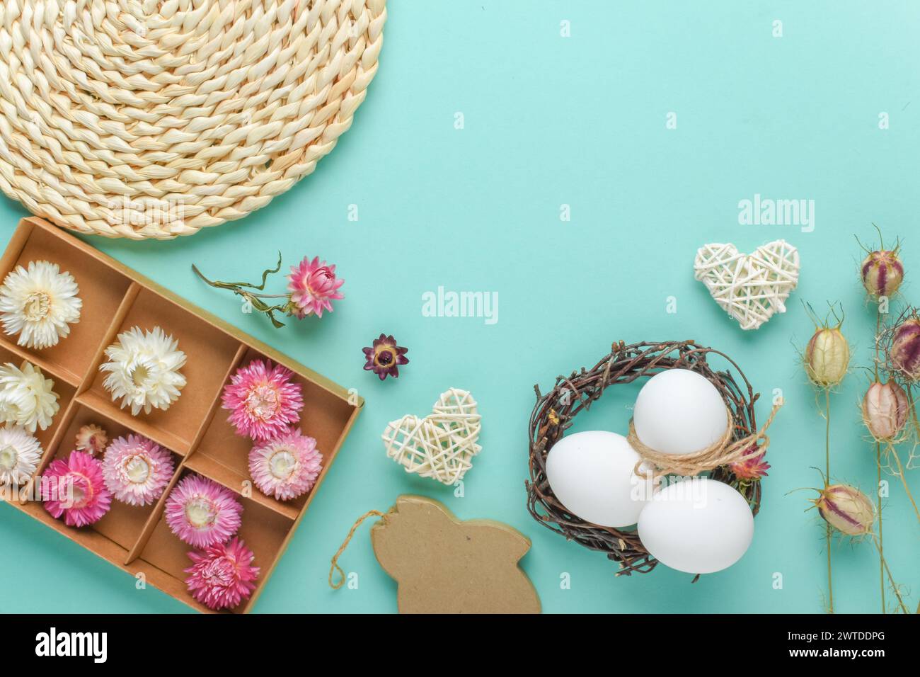 Osterkomposition, Eier, getrocknete Blumen und Öko-Dekorationen zur Dekoration von Ostereiern Stockfoto