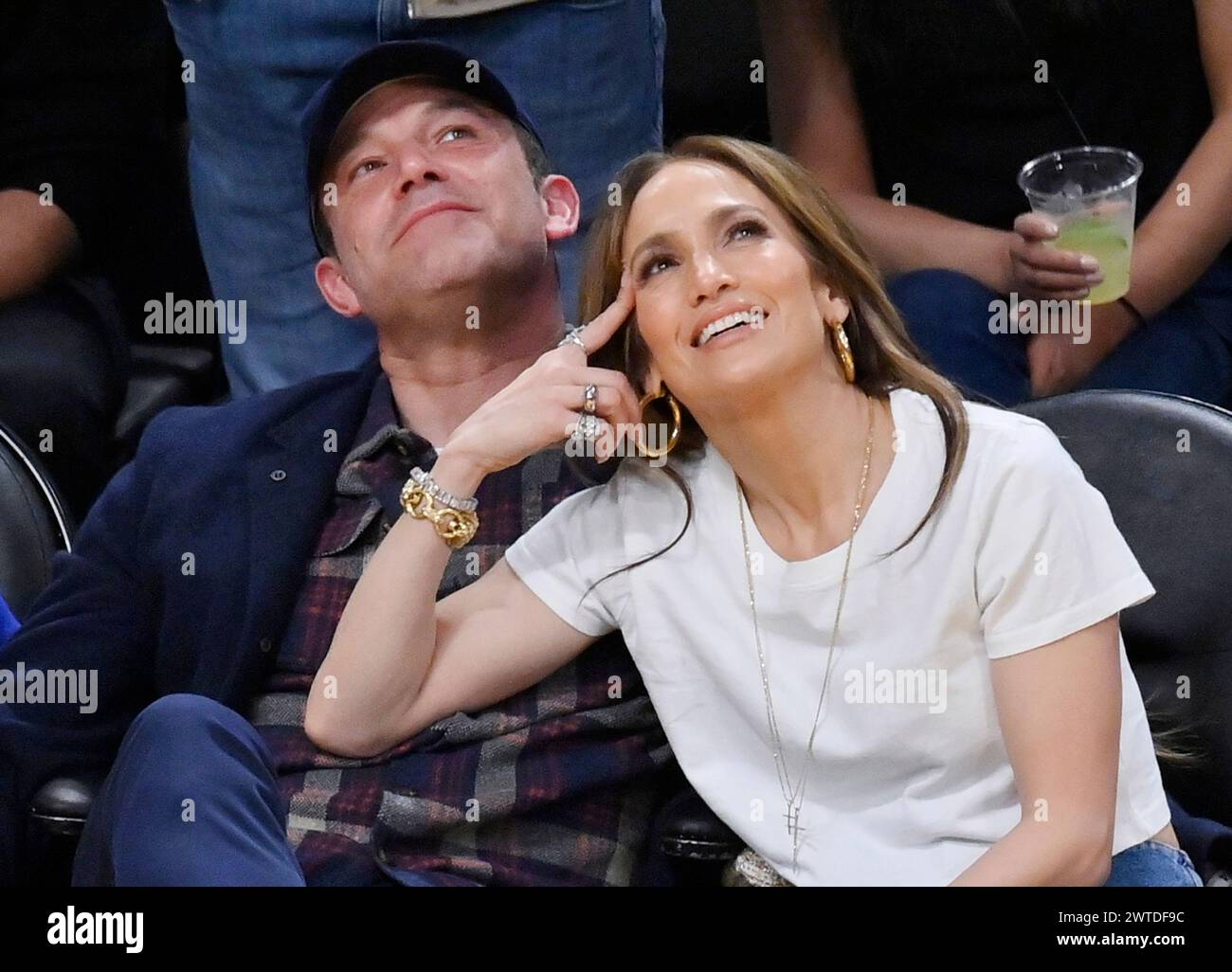 Los Angeles, Usa. März 2024. Jennifer Lopez und Ben Affleck sitzen am Samstag, den 16. März 2024, beim NBA-Spiel der Los Angeles Lakers/Golden State Warriors in der Crypto.com Arena in Los Angeles. Foto: Jim Ruymen/UPI Credit: UPI/Alamy Live News Stockfoto