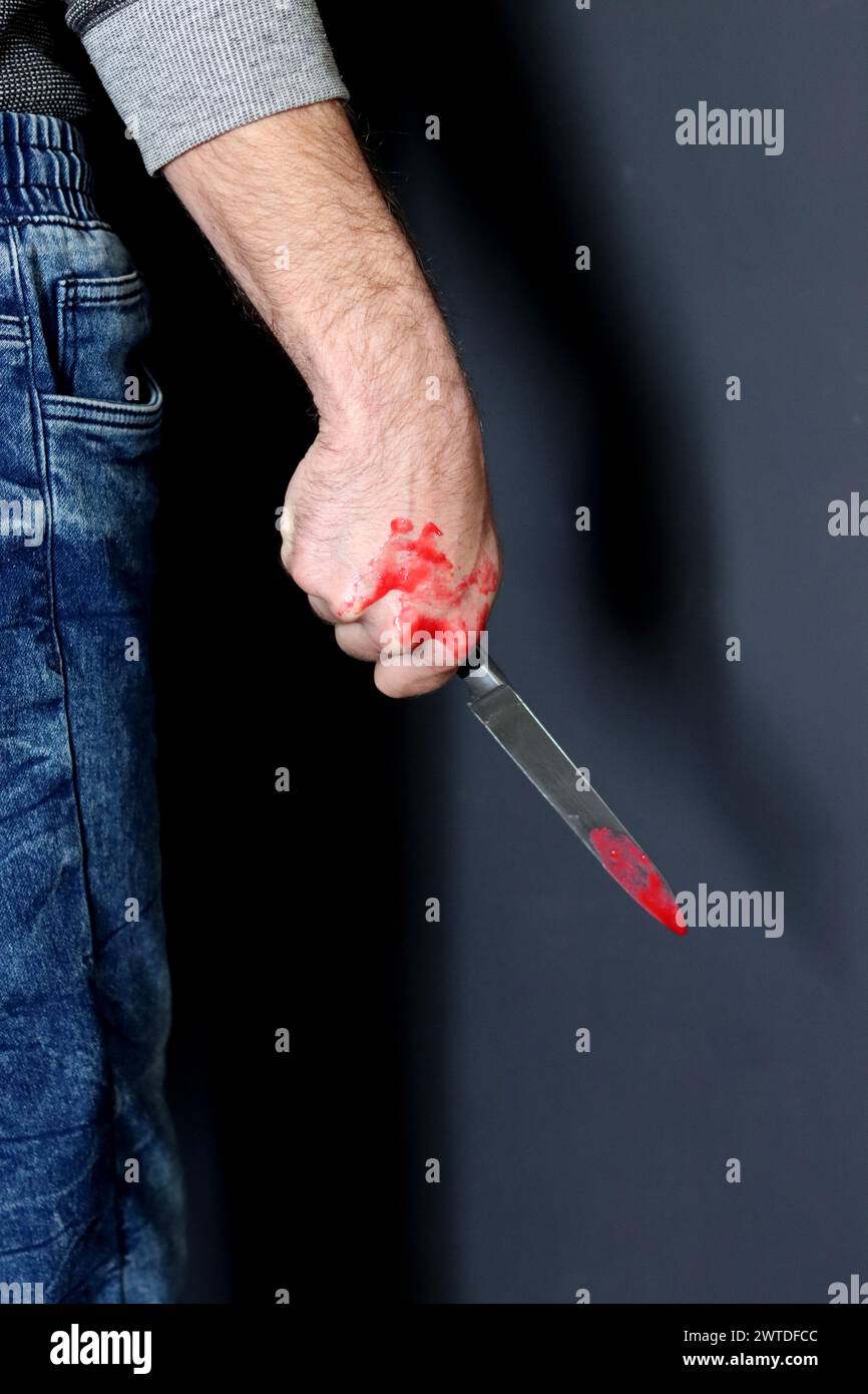 Der Mann hält ein verdammtes Messer. Mörderkonzept Stockfoto