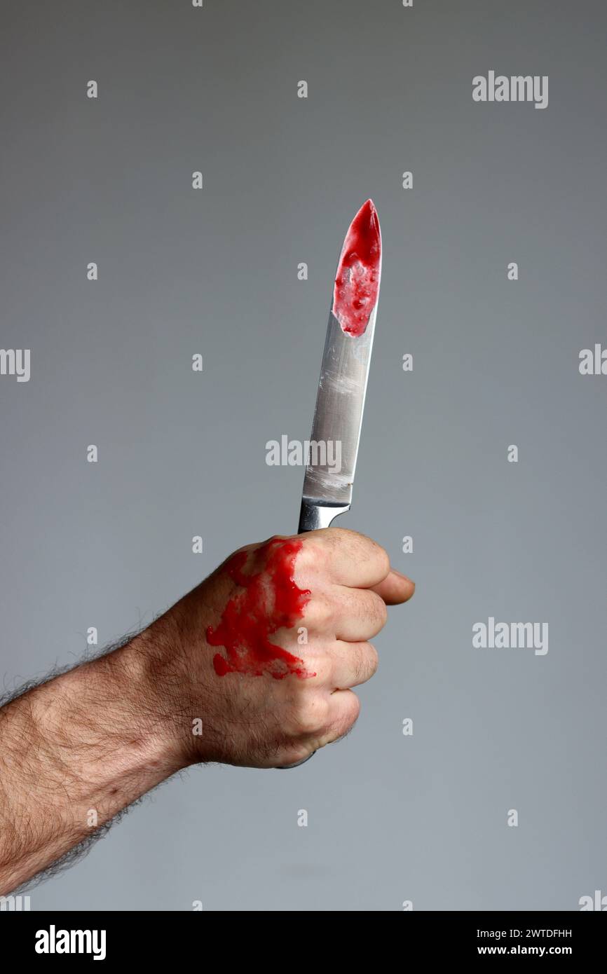 Der Mann hält ein verdammtes Messer. Mörderkonzept Stockfoto