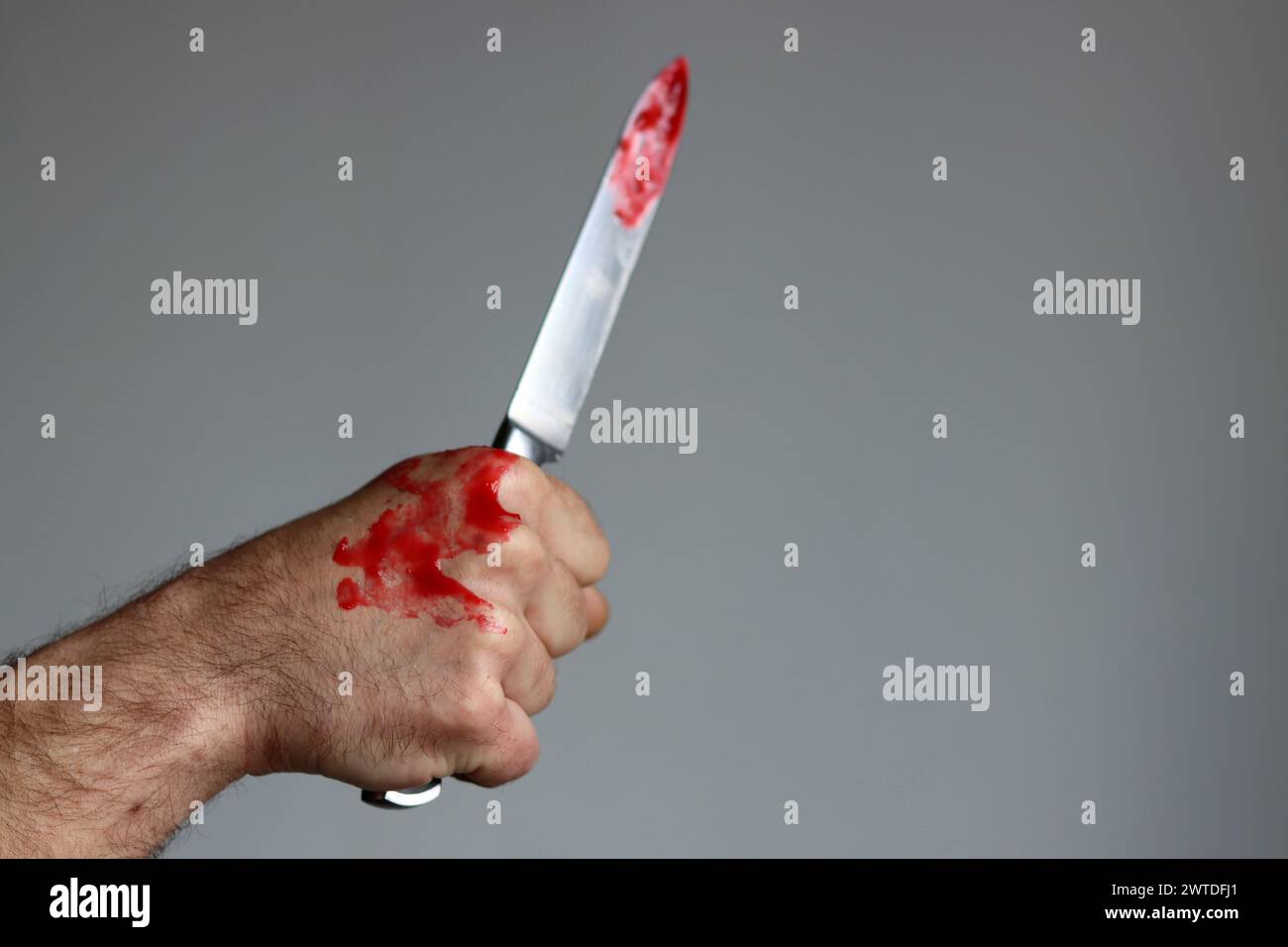 Der Mann hält ein verdammtes Messer. Mörderkonzept Stockfoto