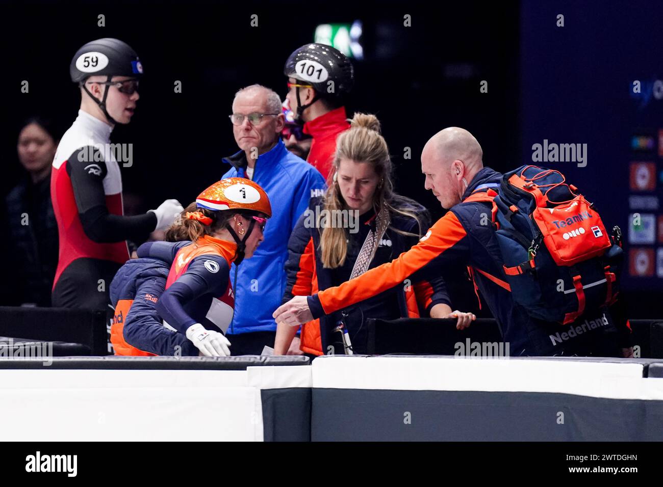 Rotterdam, Niederlande. März 2024. ROTTERDAM, NIEDERLANDE - 17. MÄRZ: Suzanne Schulting aus den Niederlanden in ärztlicher Behandlung wegen Verletzung nach einem Unfall im 1000-m-Finale der Frauen während des 3. Tages der ISU World Short Track Speed Skating Championships 2024 in Ahoy am 17. März 2024 in Rotterdam, Niederlande. (Foto: Joris Verwijst/BSR Agency) Credit: BSR Agency/Alamy Live News Stockfoto