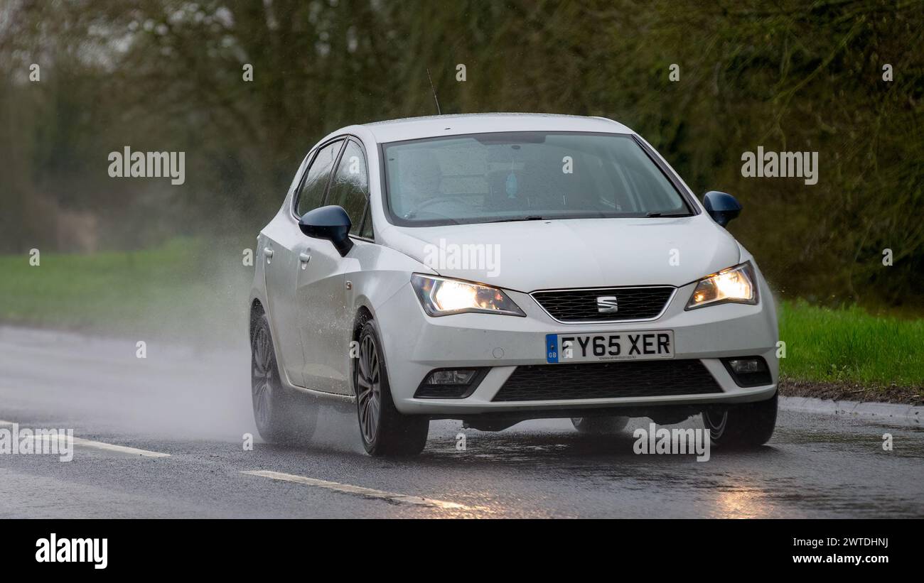 Milton Keynes, UK-Mar 17th 2024: Ibiza-Auto mit 2016 weißen Sitzplätzen, das im Regen fährt Stockfoto