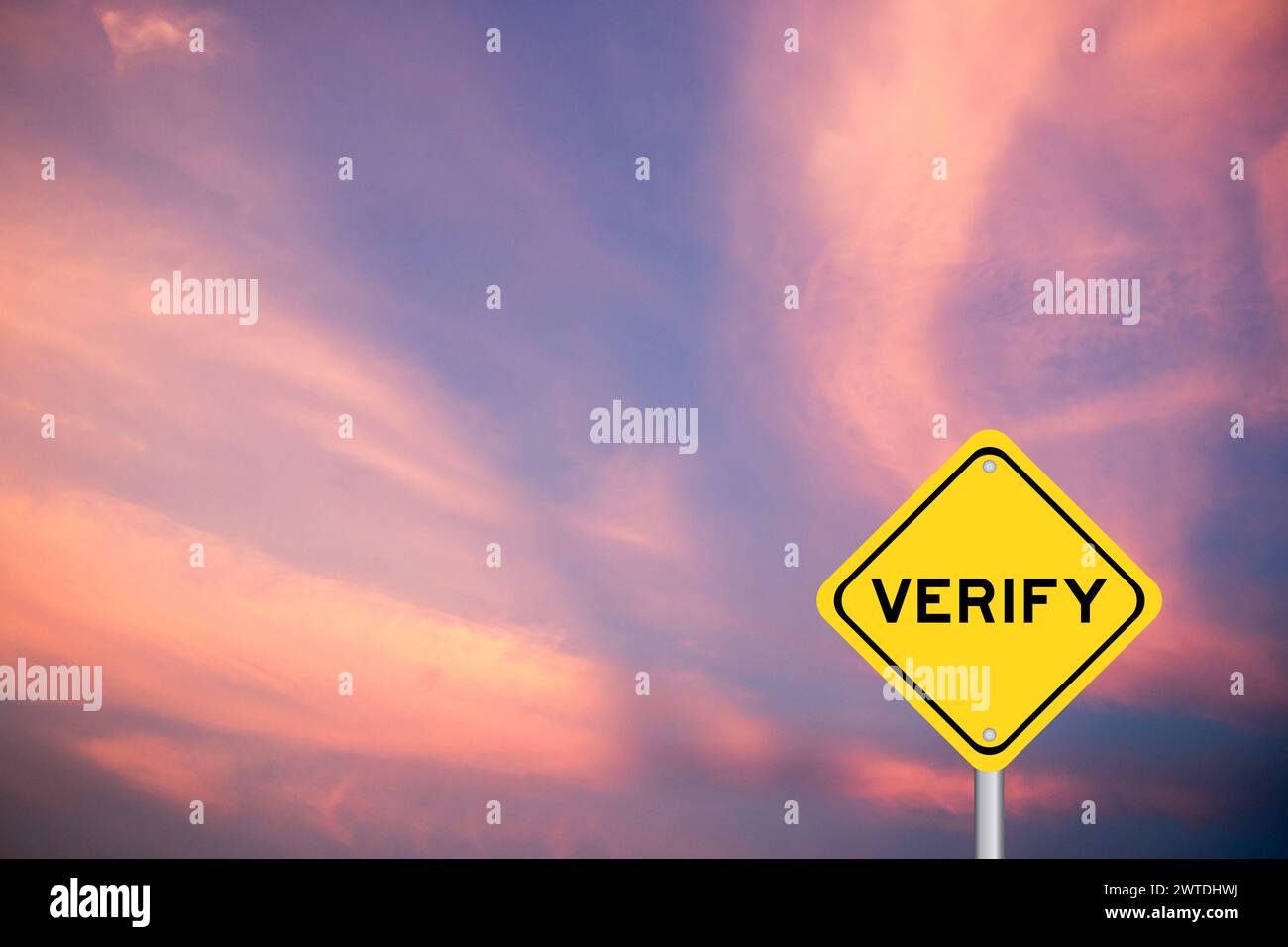 Gelbes Transportschild mit Wort „Verify“ auf violettem Hintergrund Stockfoto