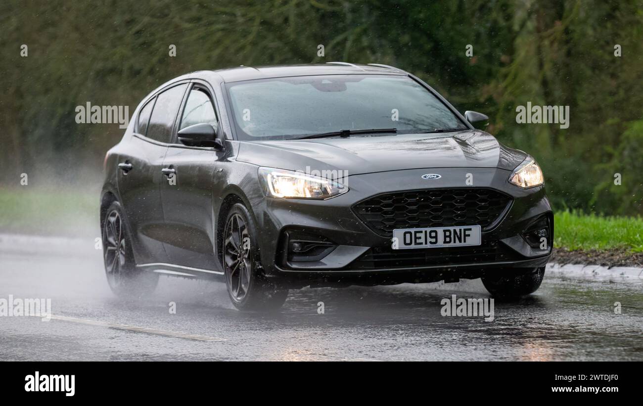 Milton Keynes, UK-März 17th 2024: 2019 graues Ford Focus Auto fährt im Regen Stockfoto