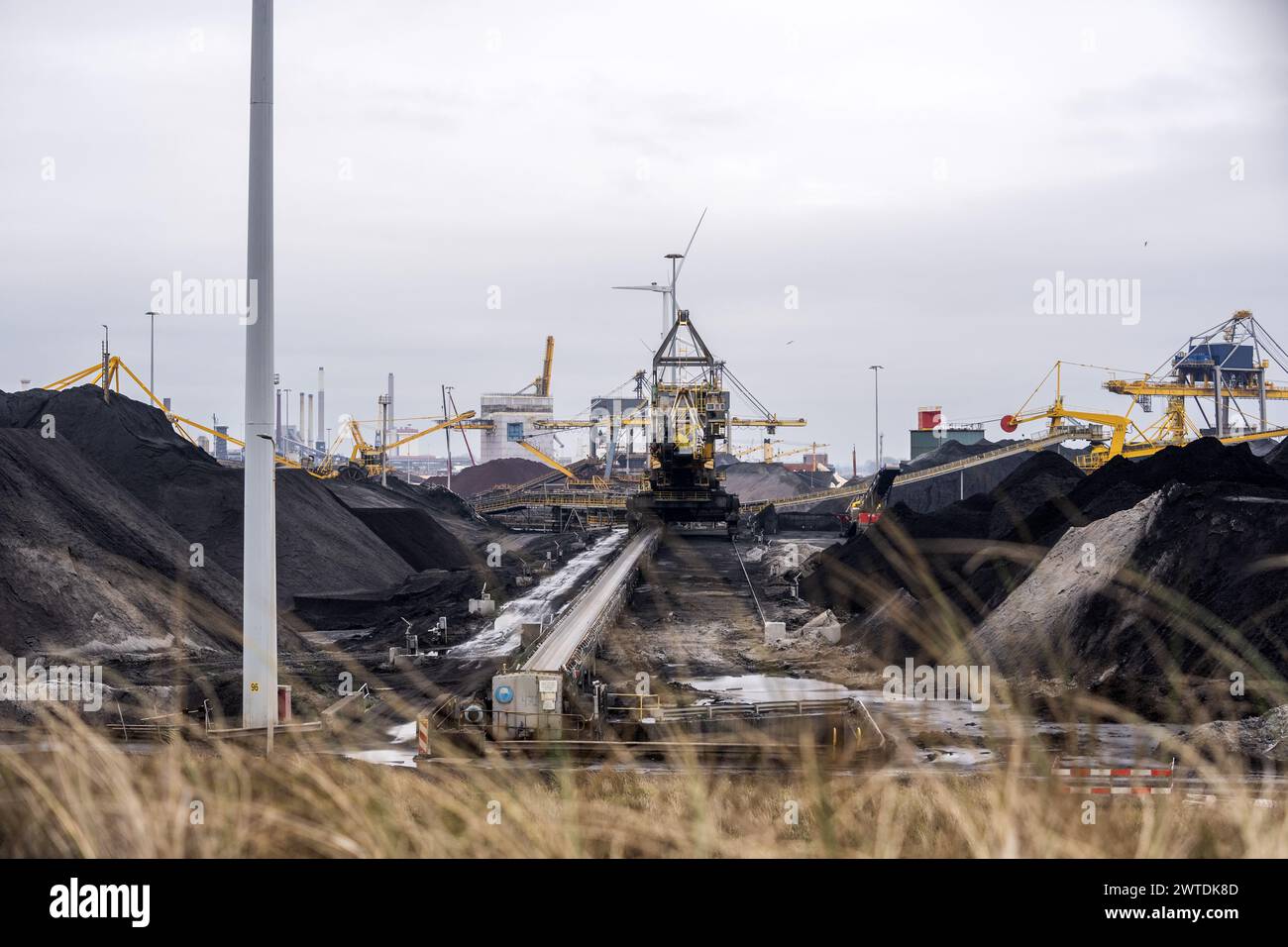 IJMUIDEN - Stahlwerk Tata Steel Niederlande. Verschiedene Organisationen haben sich vor Gericht gestellt, um gegen eine Genehmigung gemäß dem Nature Management Act zu protestieren, die Tata Steel für den Bau einer künstlichen Düne aus Stahlschlacke erhalten hat. ANP JEROEN JUMELET niederlande Out - belgien Out Credit: ANP/Alamy Live News Stockfoto